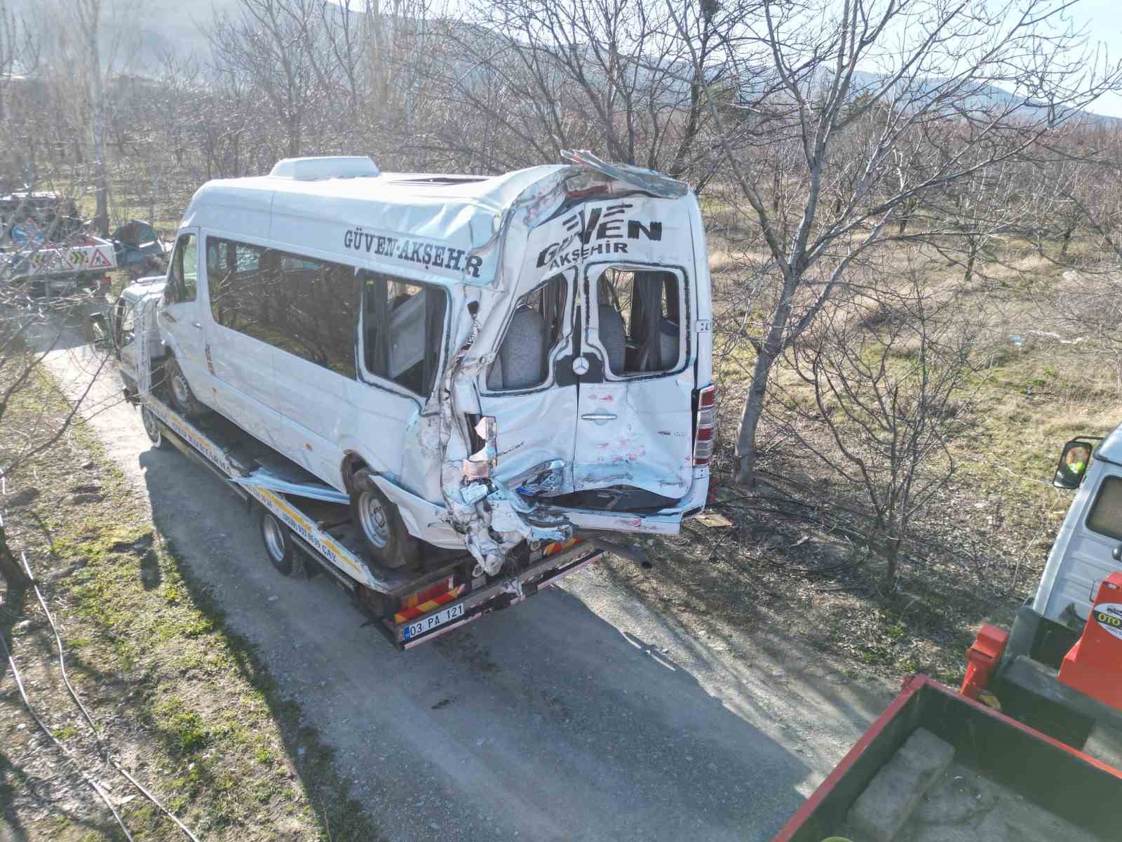 Afyonkarahisar’da tır yolcu minibüsüne çarptı: 11 yaralı
