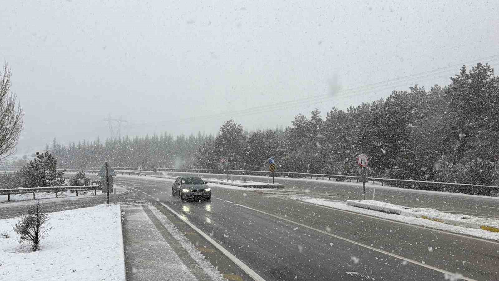 Afyonkarahisar’ın yüksek rakımlı bölgelerinde kar yağışı etkili oldu
