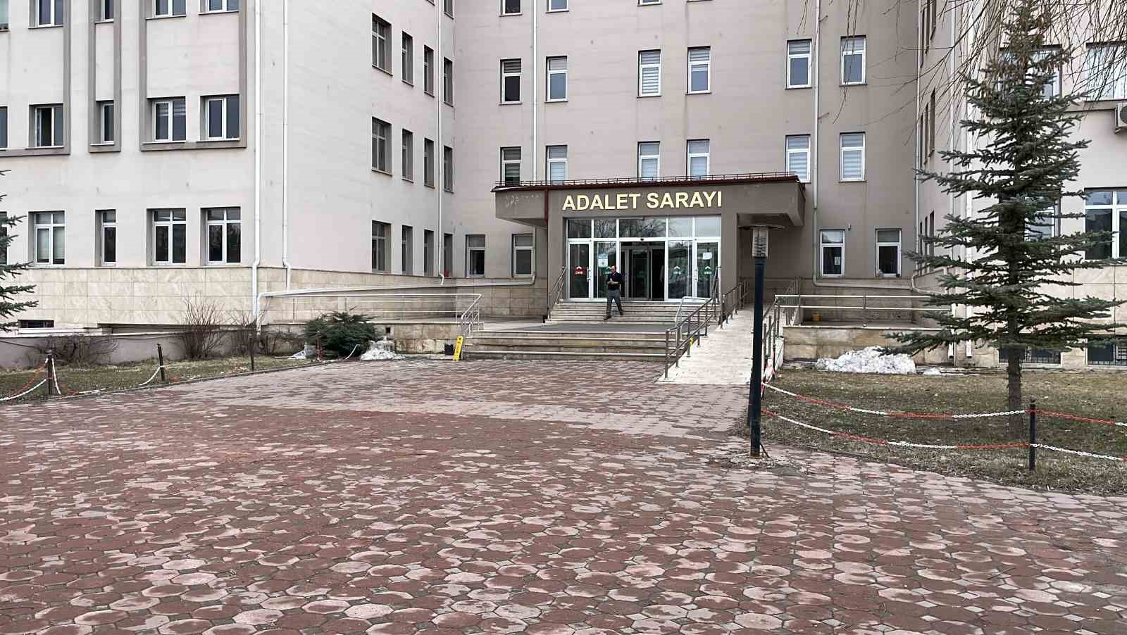 Ağabeyini ve babasını öldüren 15 yaşındaki zanlı tutuklandı
