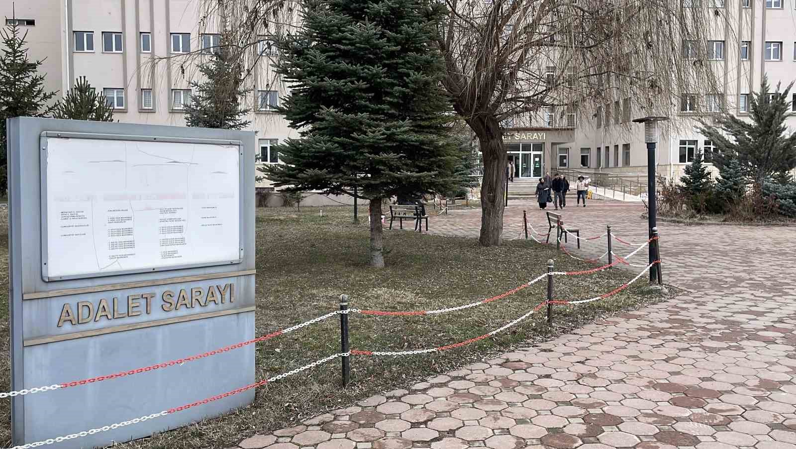 Ağabeyini ve babasını öldüren 15 yaşındaki zanlı tutuklandı
