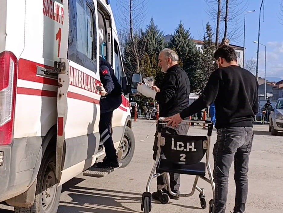 Ağaç budarken bileğini kesti
