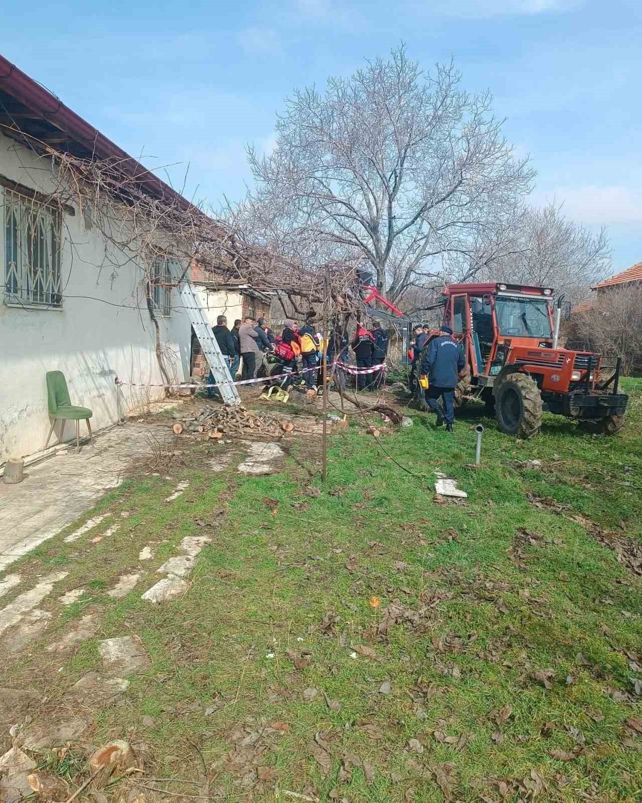 Ağaç dalı toplayan kadın 20 metrelik su kuyusuna düştü
