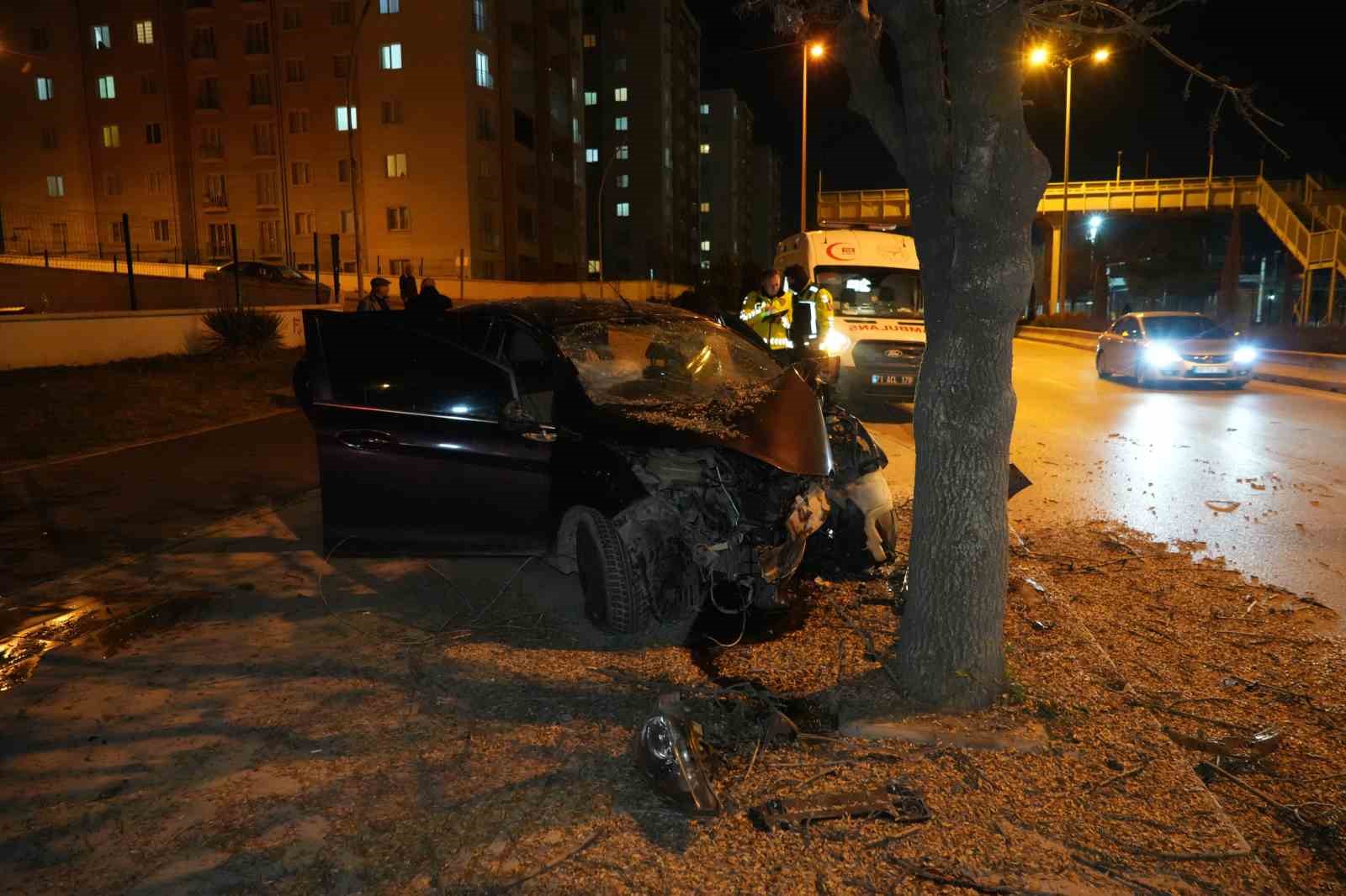 Ağaca çarpan otomobil hurdaya döndü: 3 yaralı
