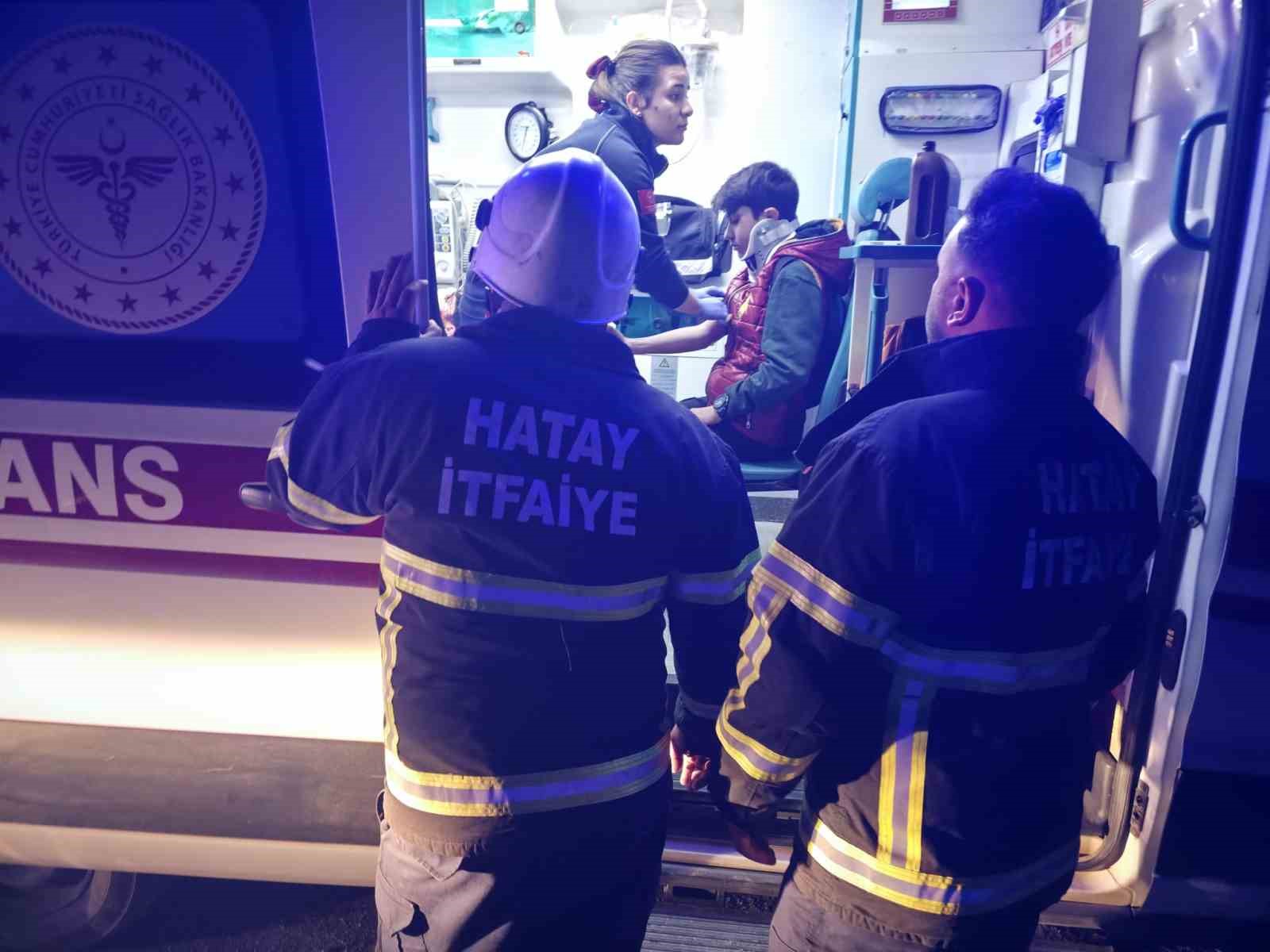 Ağaca çarpan otomobil hurdaya döndü: 3 yaralı
