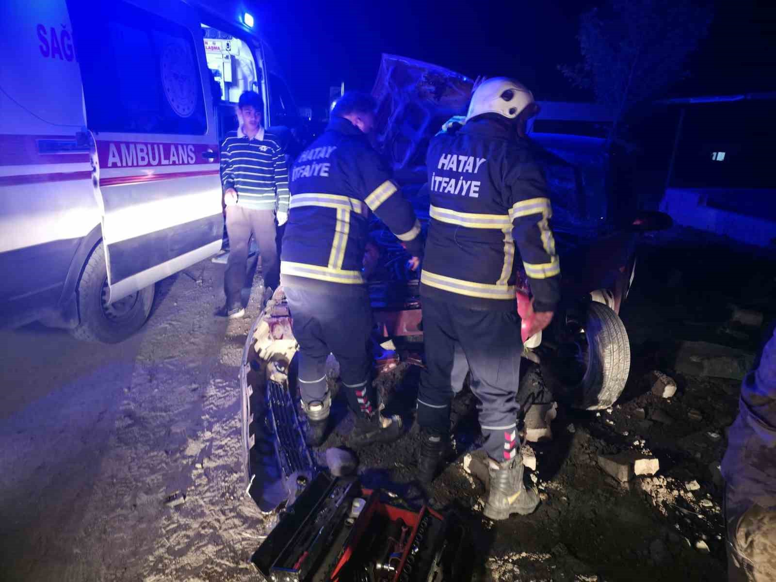 Ağaca çarpan otomobil hurdaya döndü: 3 yaralı
