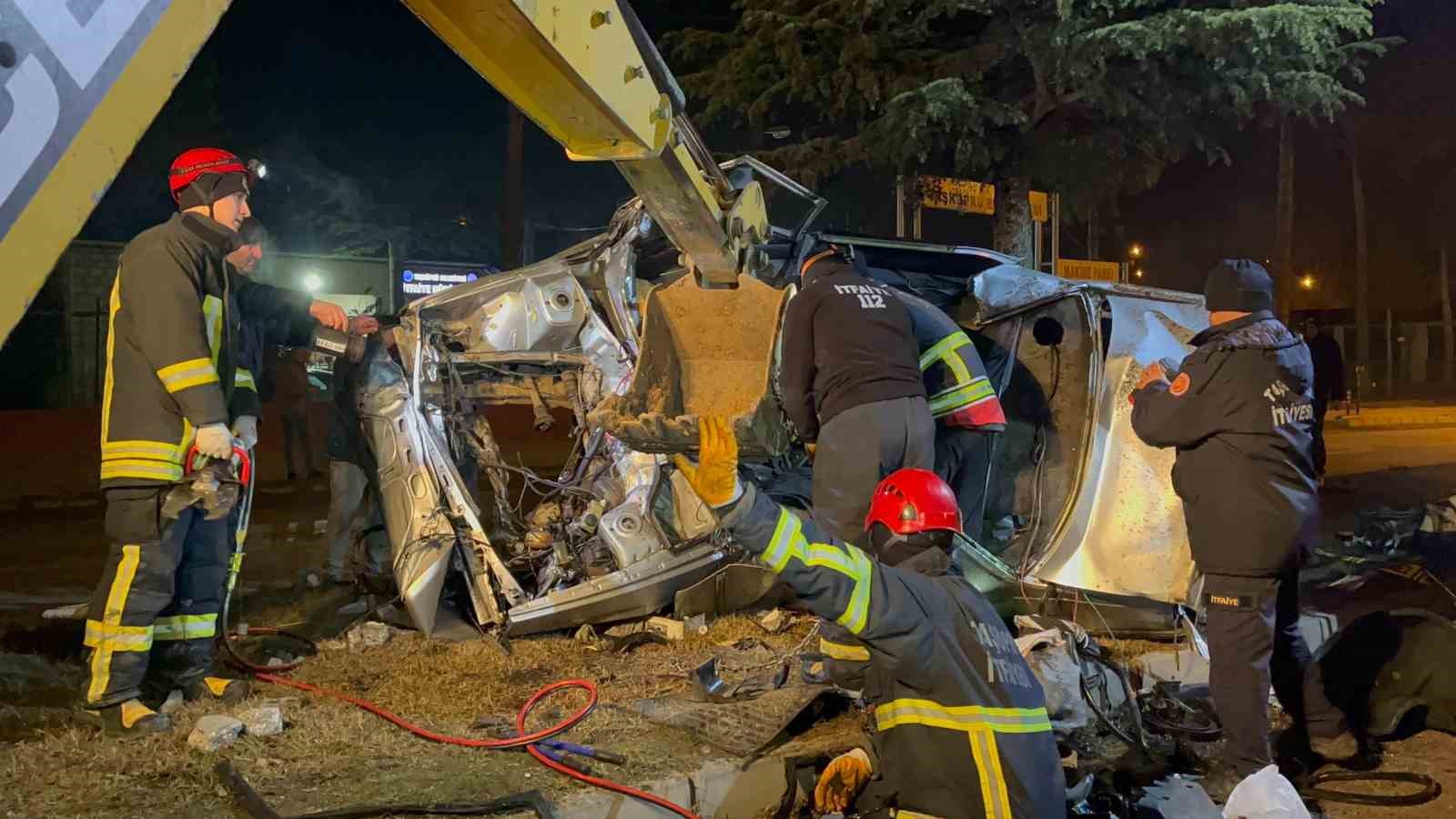 Ağaca çarpan otomobil hurdaya döndü, sürücüsü hayatını kaybetti
