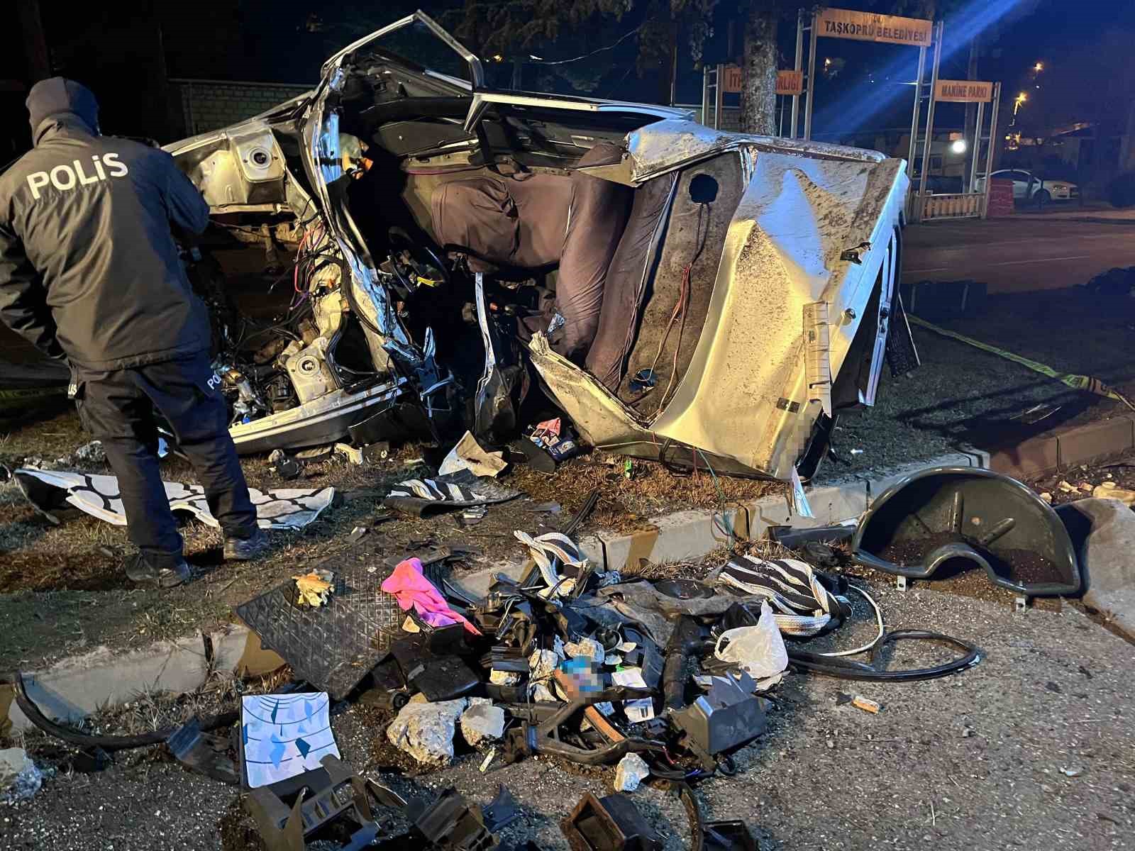 Ağaca çarpan otomobil hurdaya döndü, sürücüsü hayatını kaybetti

