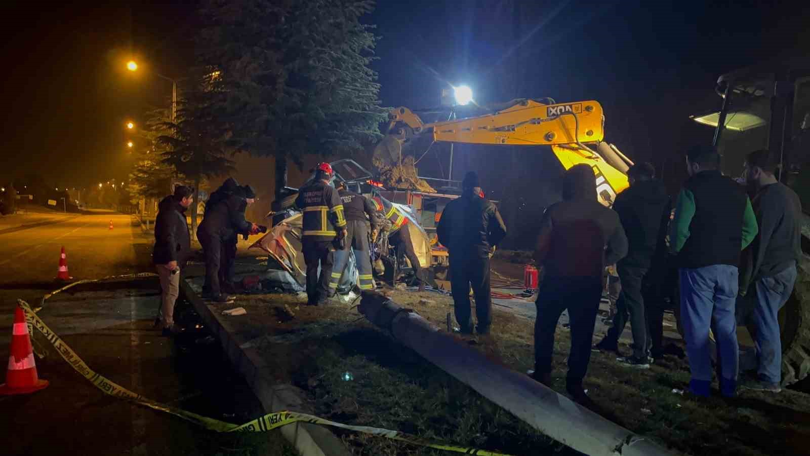 Ağaca çarpan otomobil hurdaya döndü, sürücüsü hayatını kaybetti
