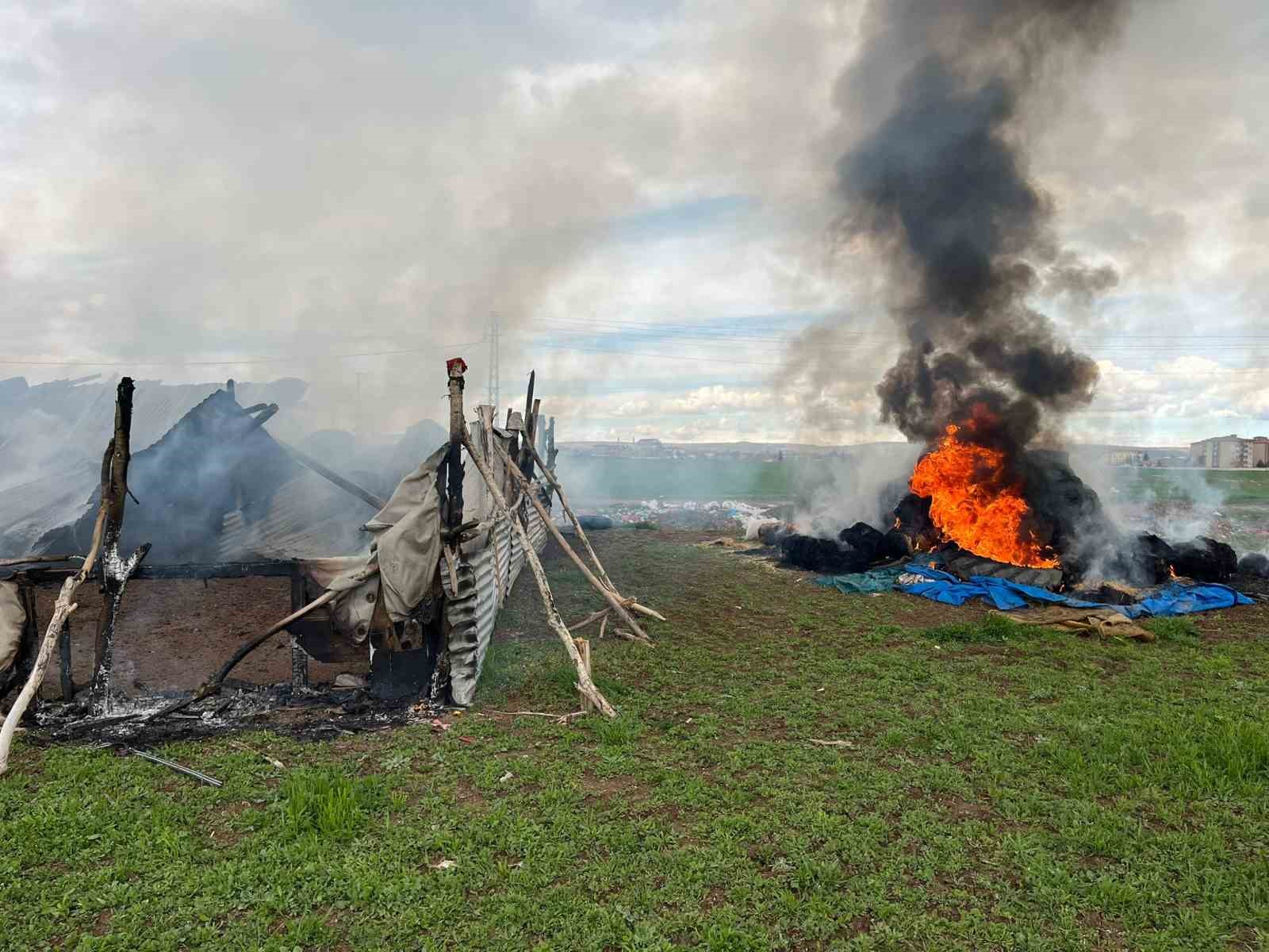 Ağıl ve saman balyaları alev alev yandı
