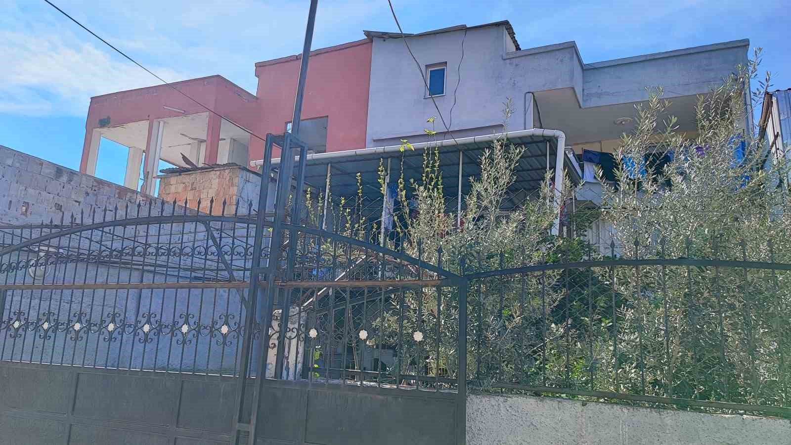 Ağır hasarlı bina yıkılmadı, 10 kişilik aile ölüm korkusuyla yaşıyor
