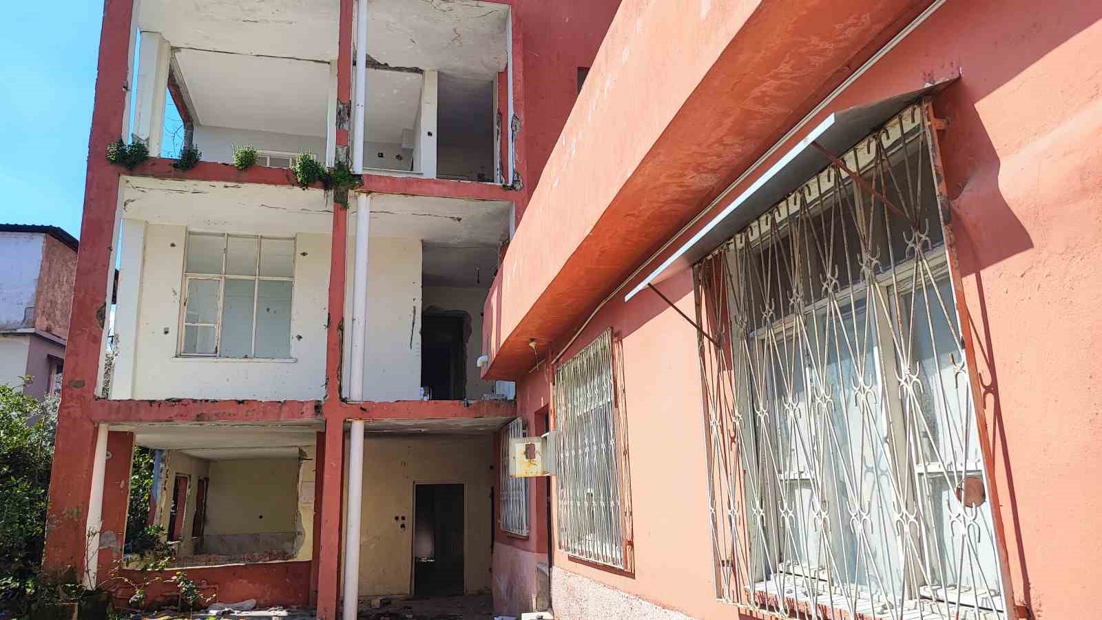 Ağır hasarlı bina yıkılmadı, 10 kişilik aile ölüm korkusuyla yaşıyor
