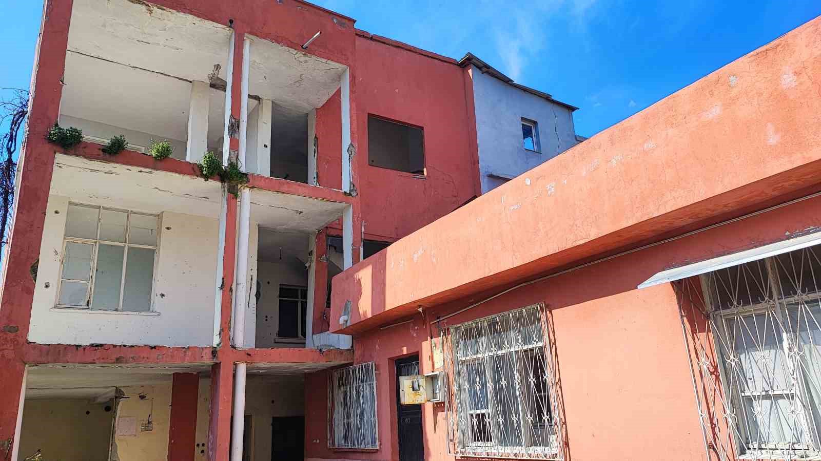 Ağır hasarlı bina yıkılmadı, 10 kişilik aile ölüm korkusuyla yaşıyor
