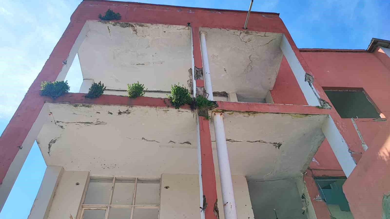 Ağır hasarlı bina yıkılmadı, 10 kişilik aile ölüm korkusuyla yaşıyor
