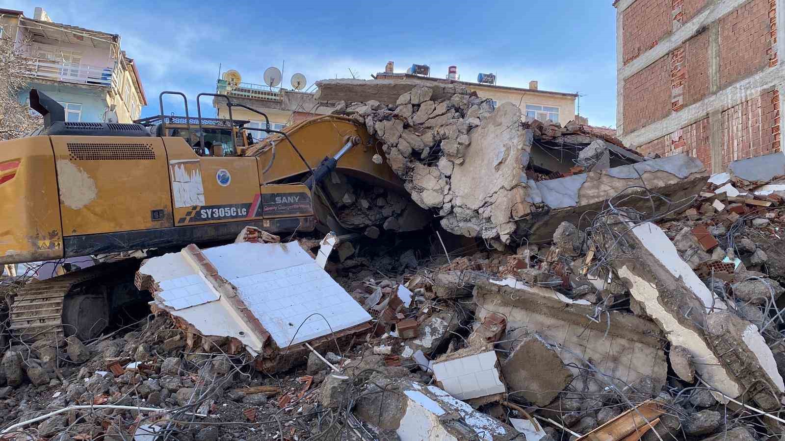 Ağır hasarlı binanın enkazı iş makinesinin üstüne yıkıldı

