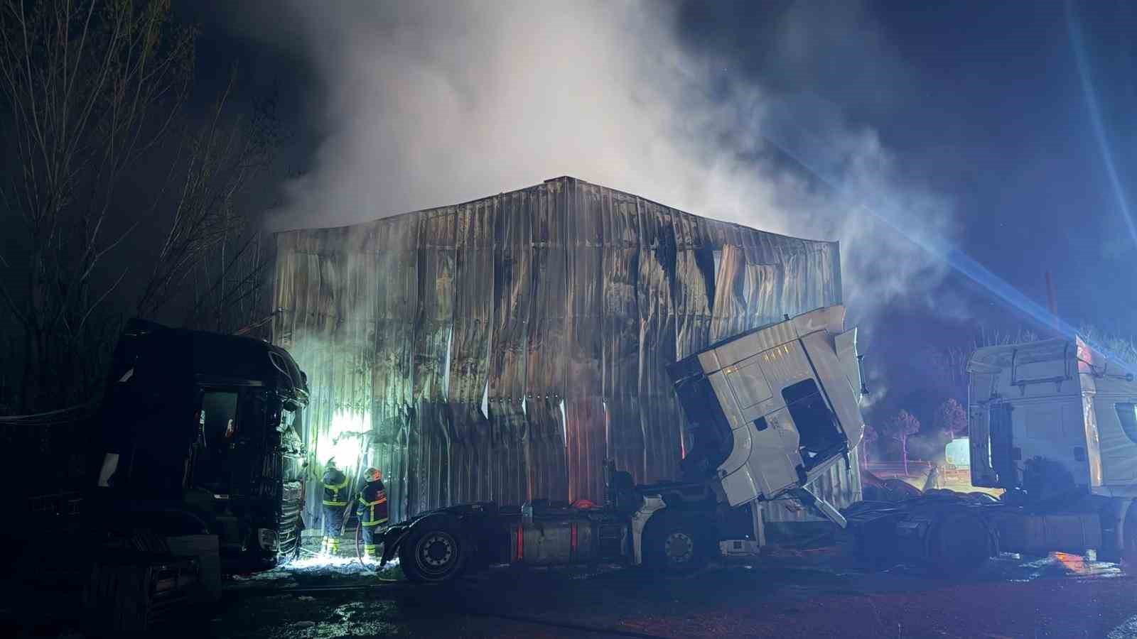 Ağır vasıta servisinde yangın çıktı: 2 çekici, 1 kamyon zarar gördü
