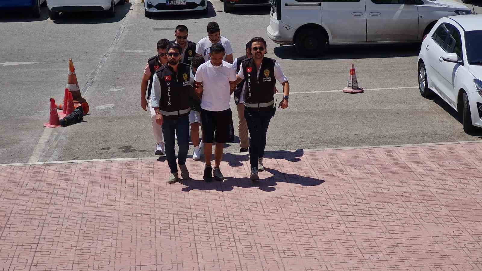 Ağırlaştırılmış müebbet hapis cezasına çarptırıldı
Ağırlaştırılmış müebbet hapis cezasına çarptırıldı