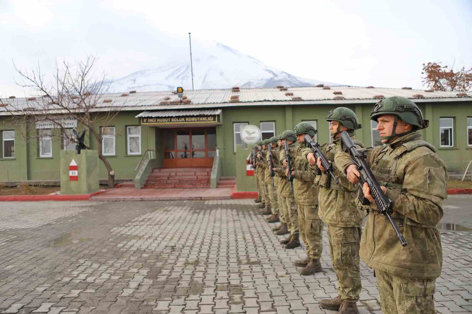 Ağrı Dağı eteklerinde görev yapan Mehmetçik yeni yıla vatan nöbetinde girdi
