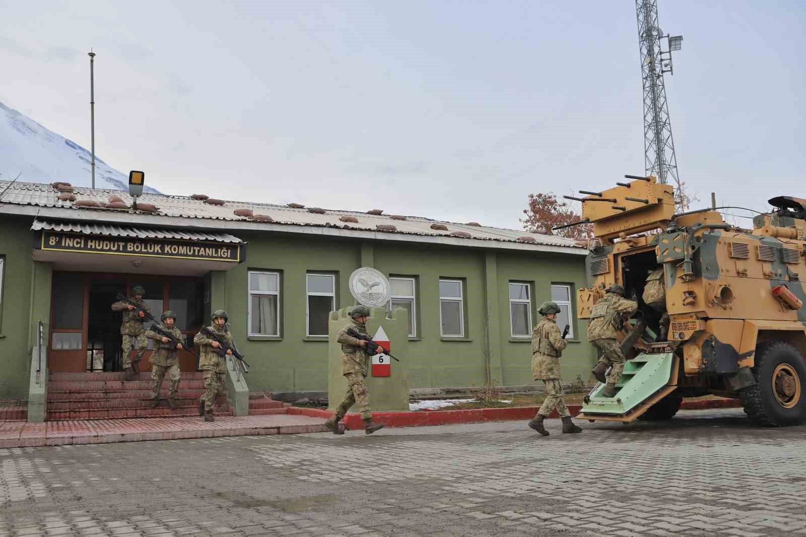 Ağrı Dağı eteklerinde görev yapan Mehmetçik yeni yıla vatan nöbetinde girdi
