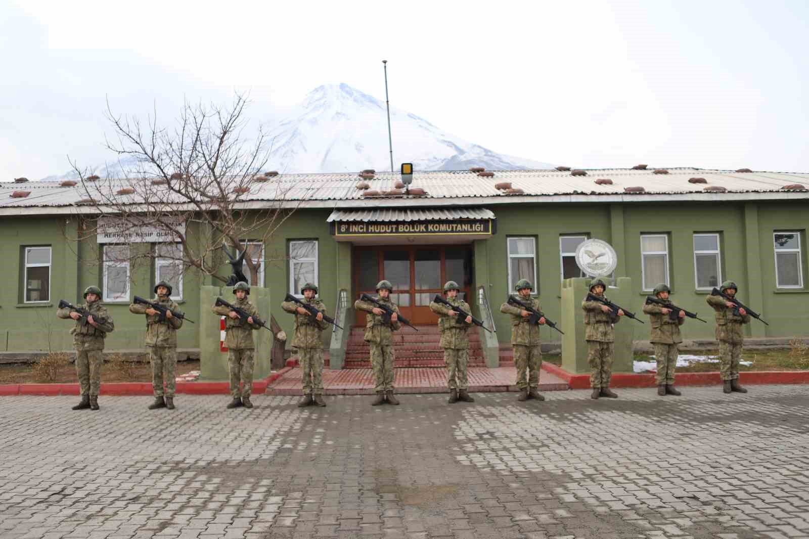 Ağrı Dağı eteklerinde görev yapan Mehmetçik yeni yıla vatan nöbetinde girdi
