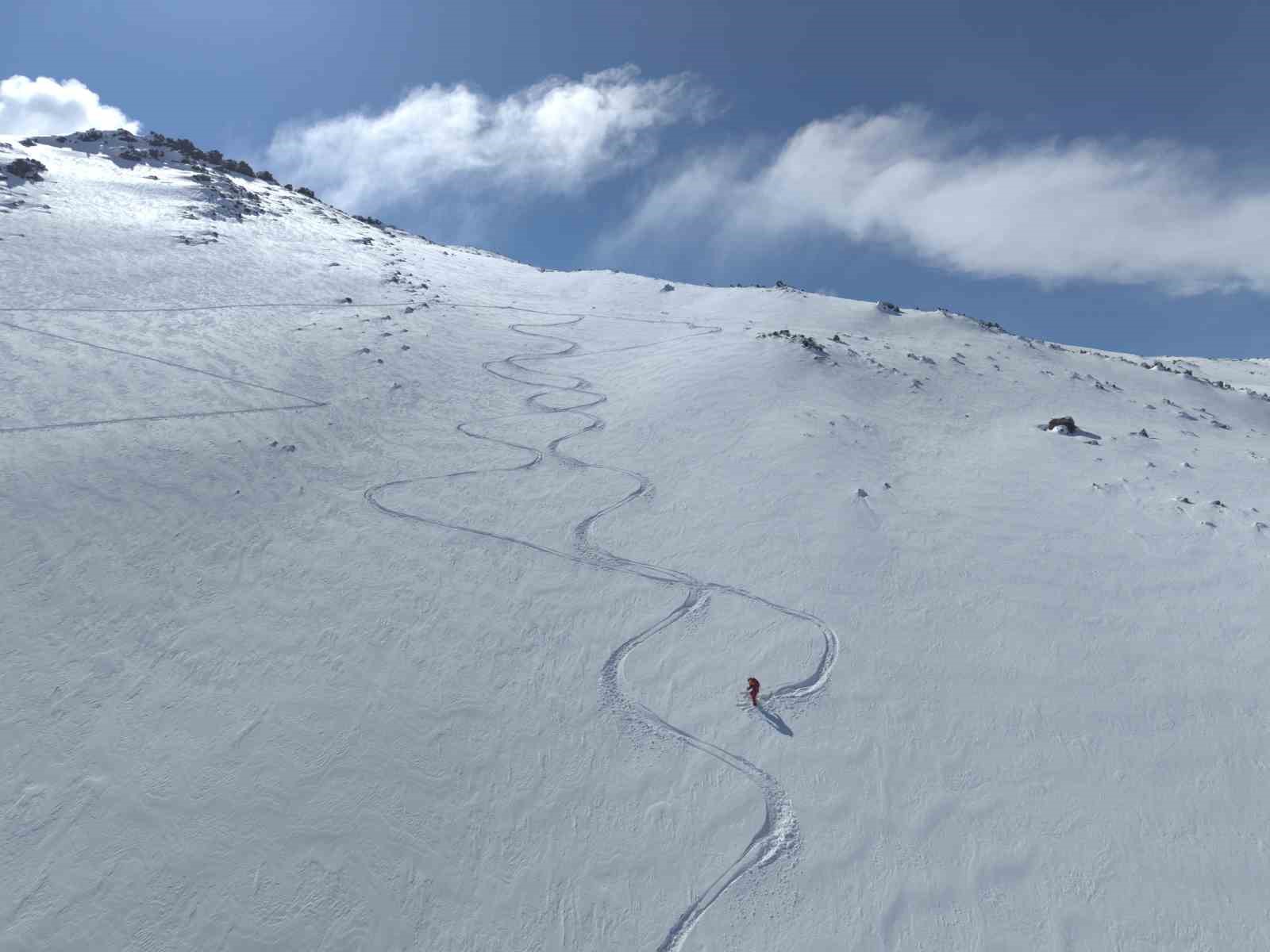 Ağrı Dağı’ndan kayan kayakseverler, Ağrı Dağı’nın Iğdır tarafına kayak merkezi yapılması çağrısında bulundu

