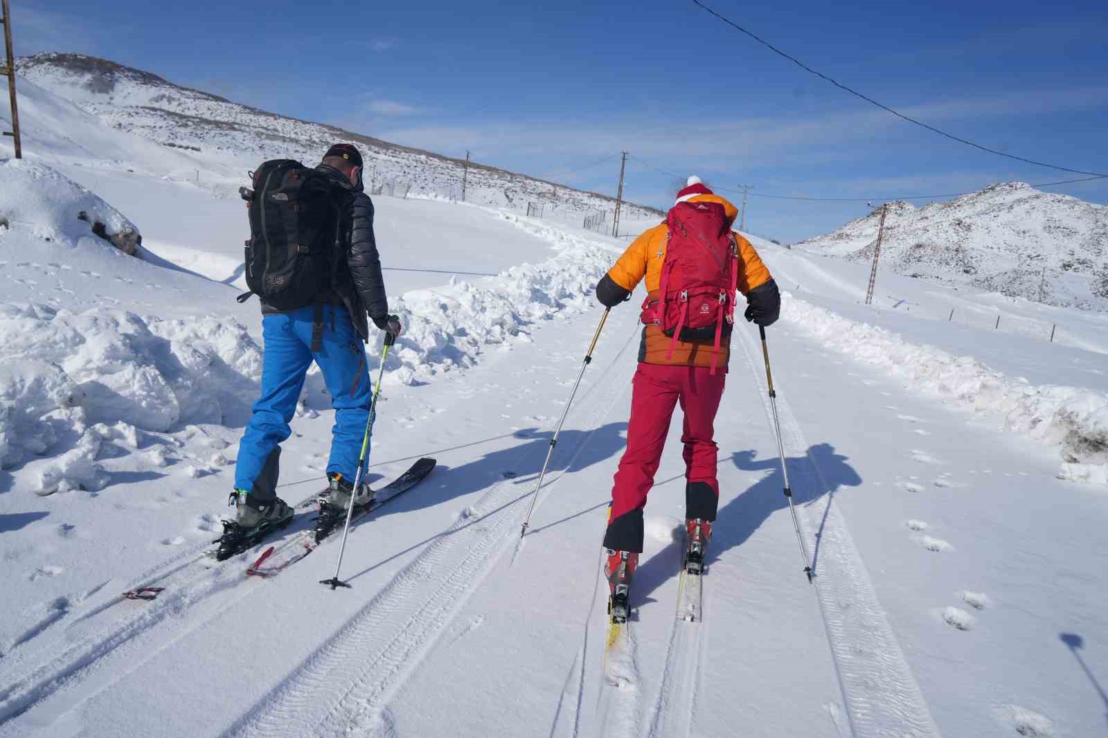 Ağrı Dağı’ndan kayan kayakseverler, Ağrı Dağı’nın Iğdır tarafına kayak merkezi yapılması çağrısında bulundu
