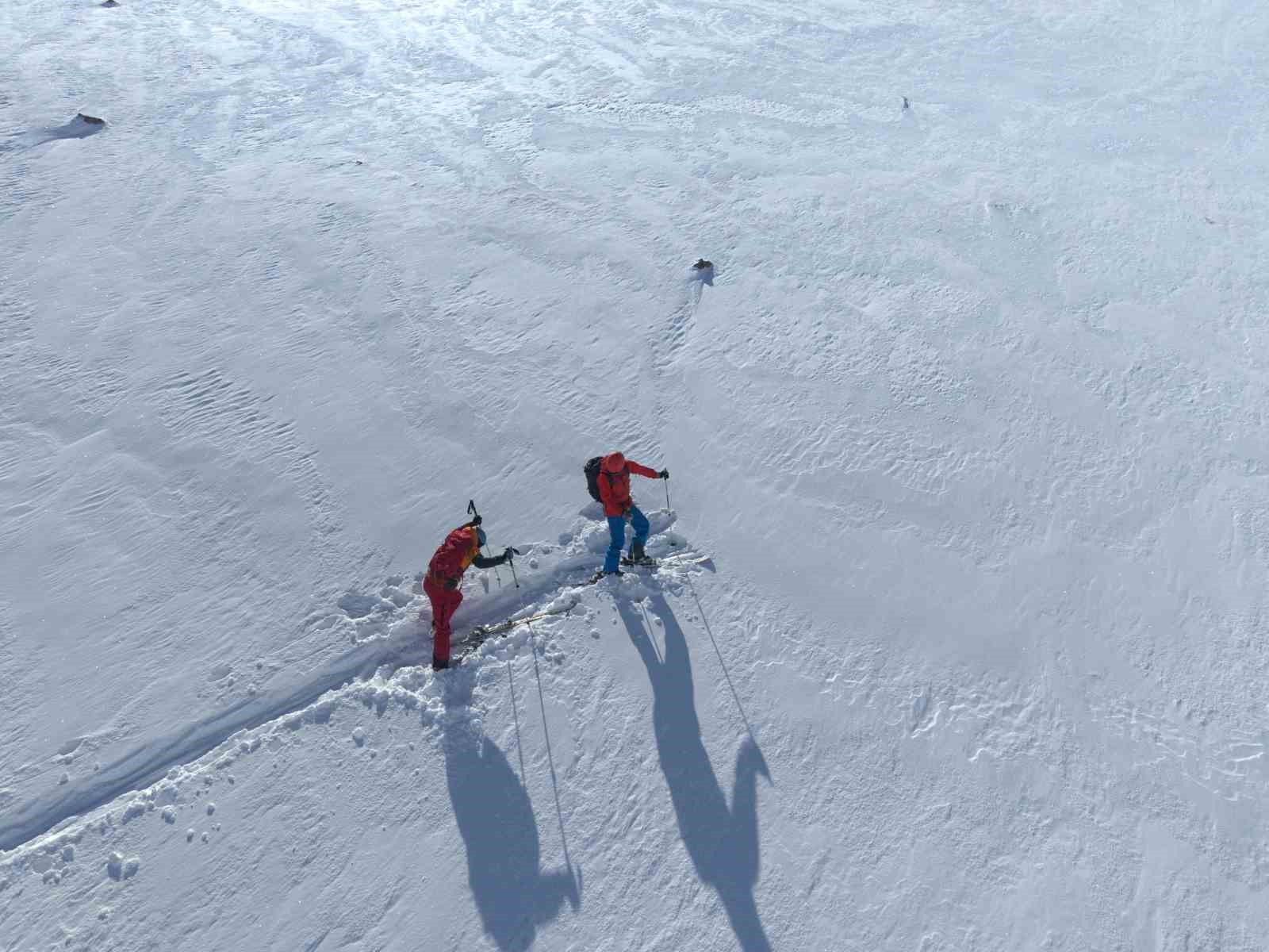 Ağrı Dağı’ndan kayan kayakseverler, Ağrı Dağı’nın Iğdır tarafına kayak merkezi yapılması çağrısında bulundu
