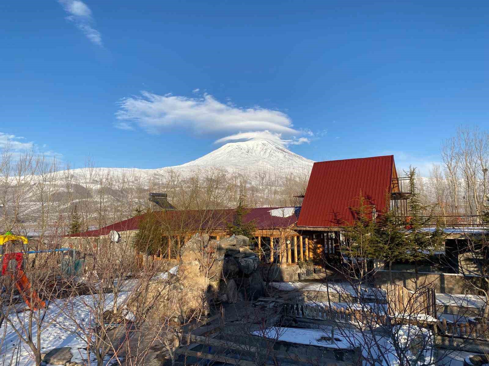 Ağrı Dağı’nın zirvesinde oluşan mercek bulutu hayran bıraktı

