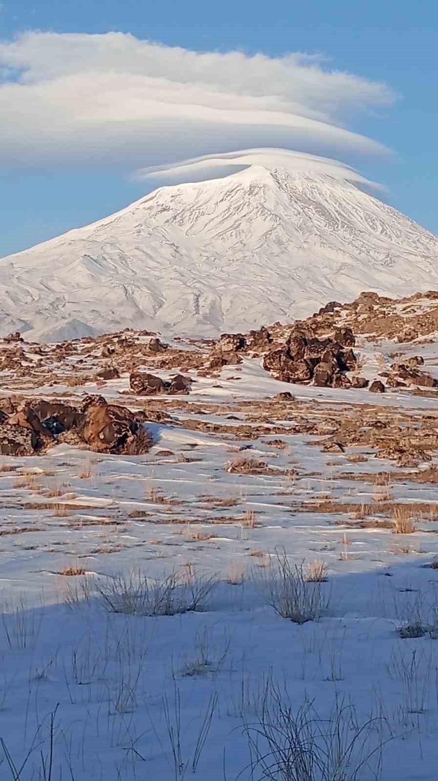 Ağrı Dağı’nın zirvesinde oluşan mercek bulutu hayran bıraktı
