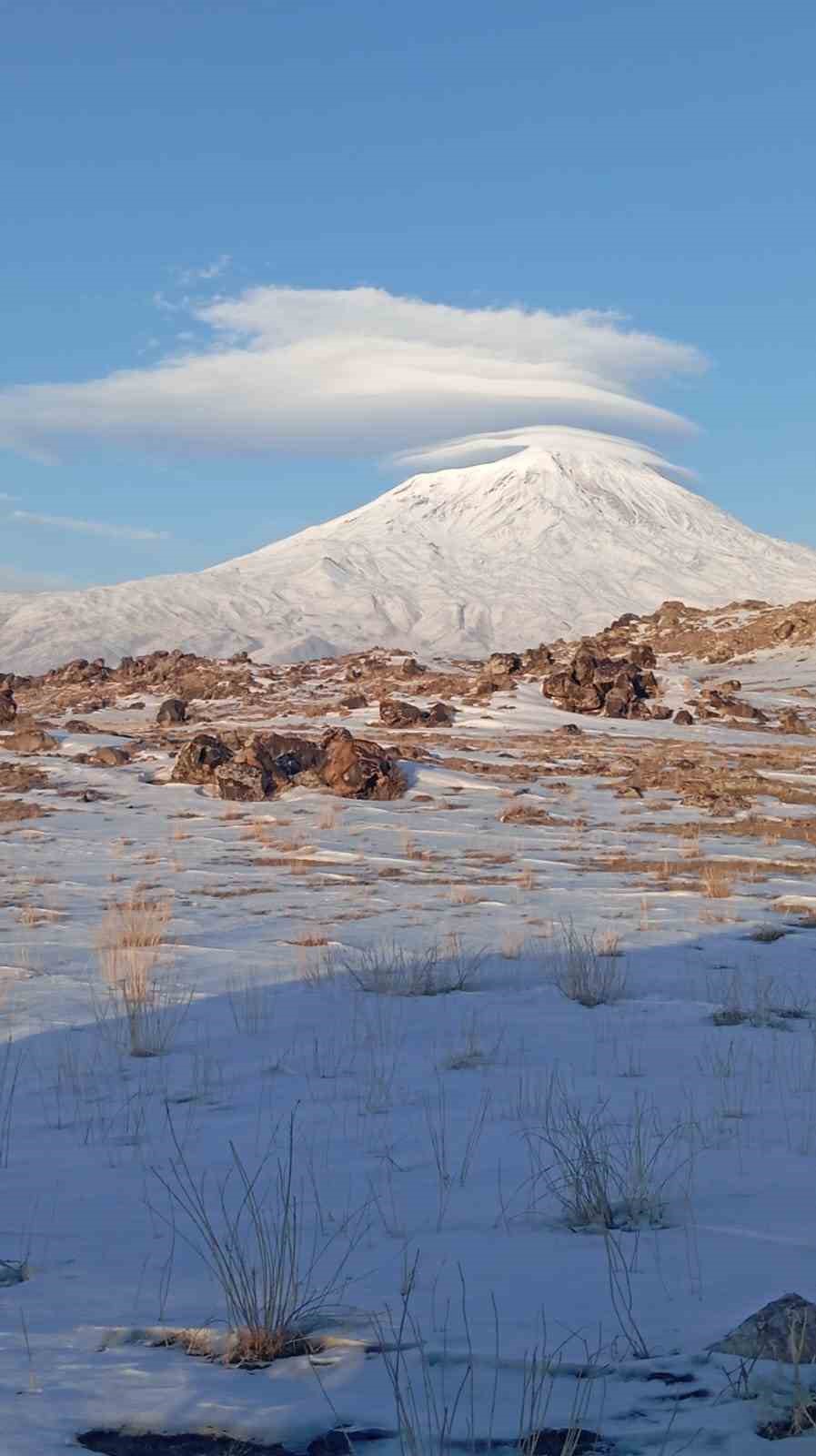 Ağrı Dağı’nın zirvesinde oluşan mercek bulutu hayran bıraktı
