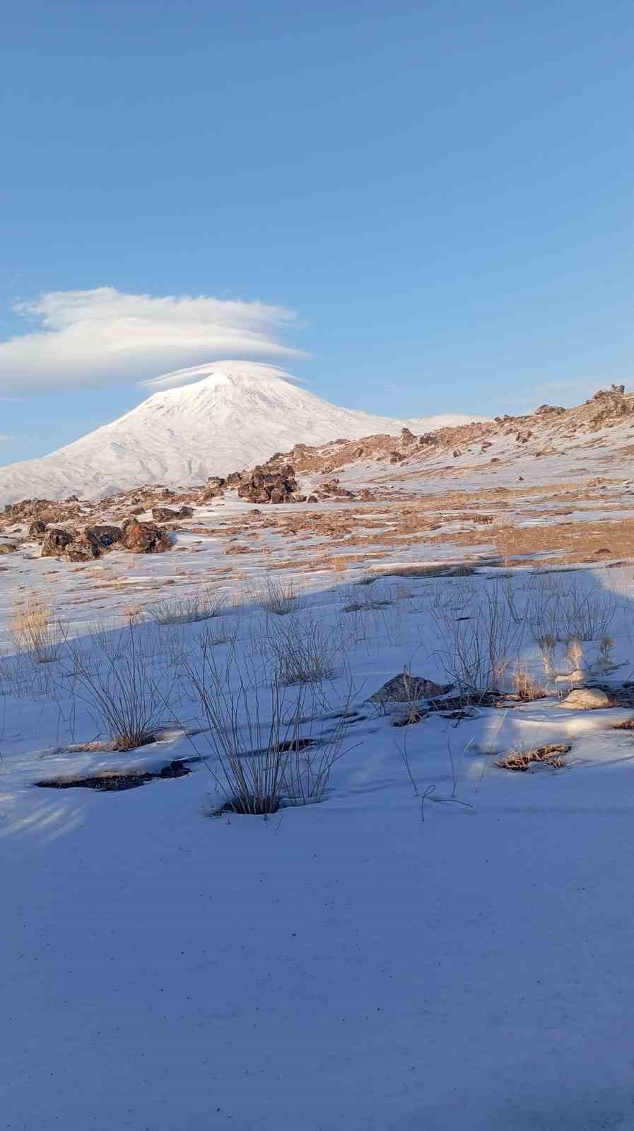 Ağrı Dağı’nın zirvesinde oluşan mercek bulutu hayran bıraktı
