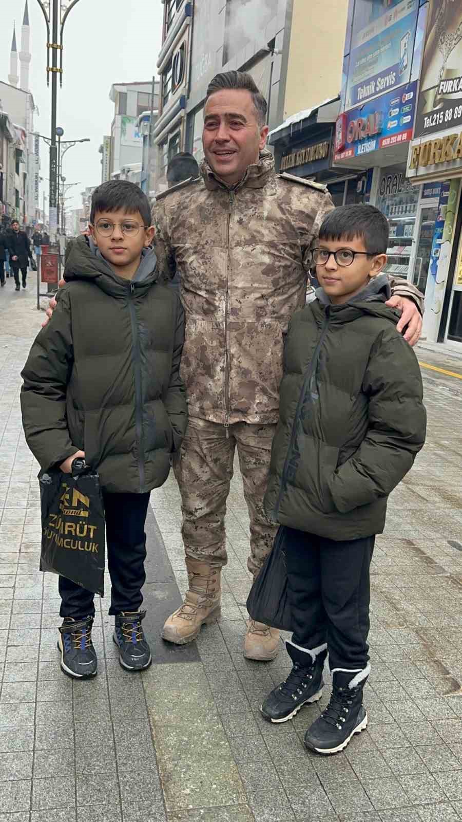 Ağrı Emniyet Müdürü Önder, esnaf ve vatandaşlarla bir araya geldi
