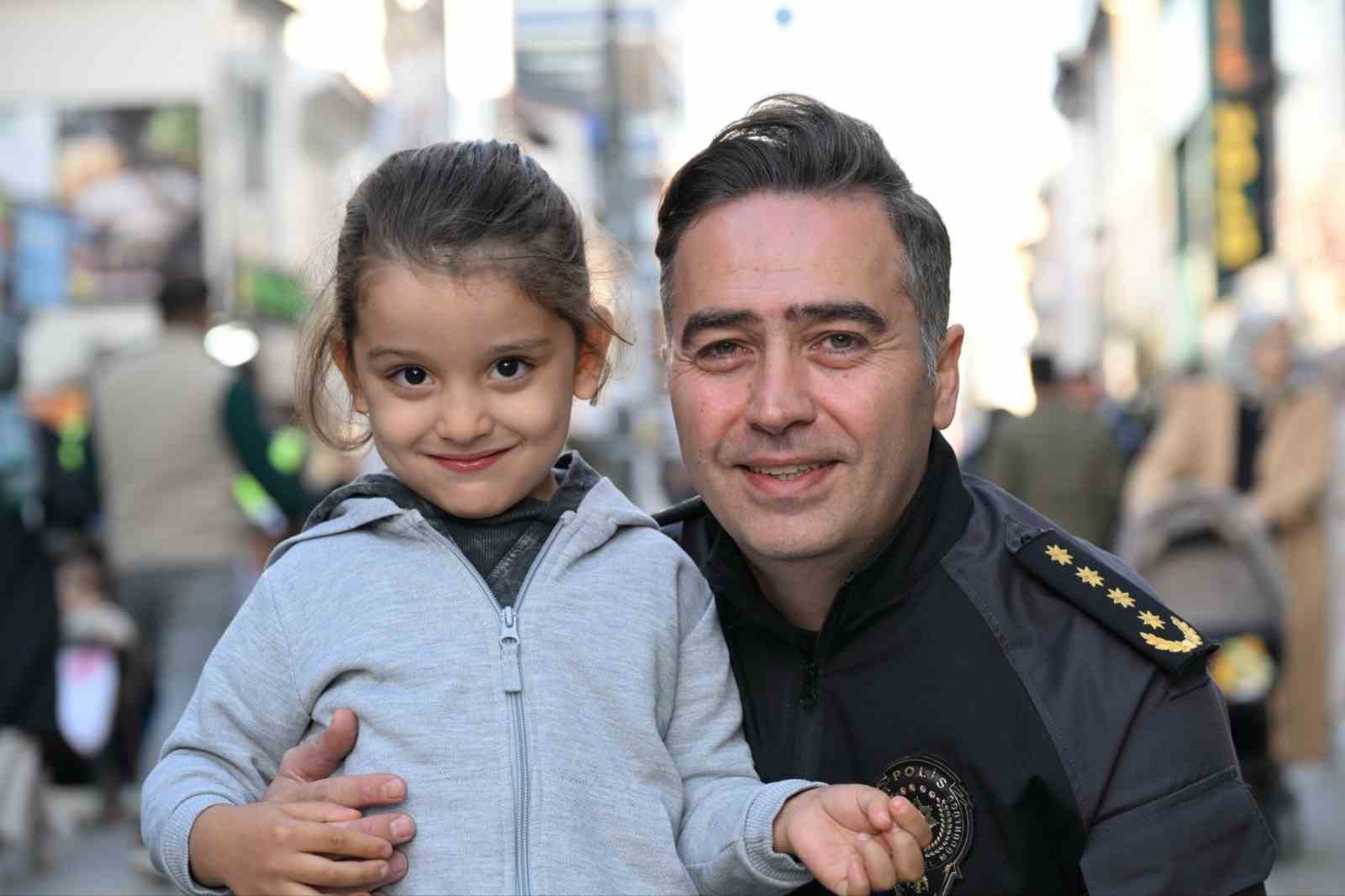 Ağrı Emniyet Müdürü Önder, öğrencilerle buluşarak polislik mesleğini tanıtıyor
