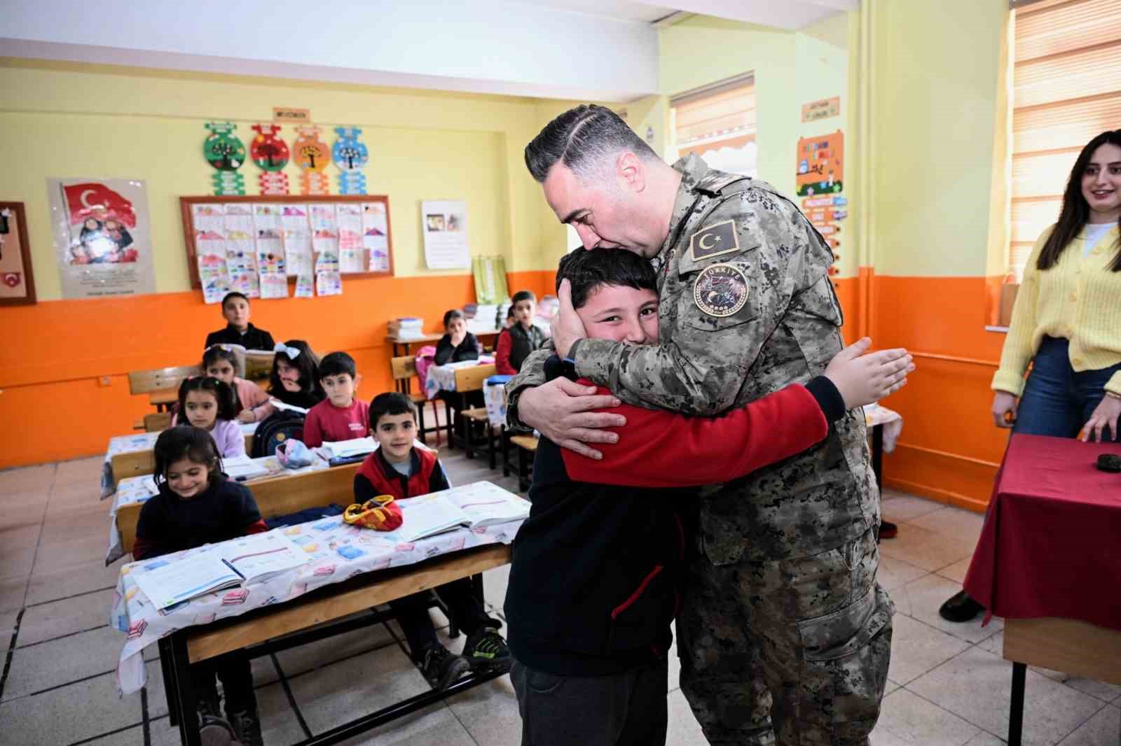 Ağrı Emniyet Müdürü Önder, öğrencilerle buluşarak polislik mesleğini tanıtıyor
