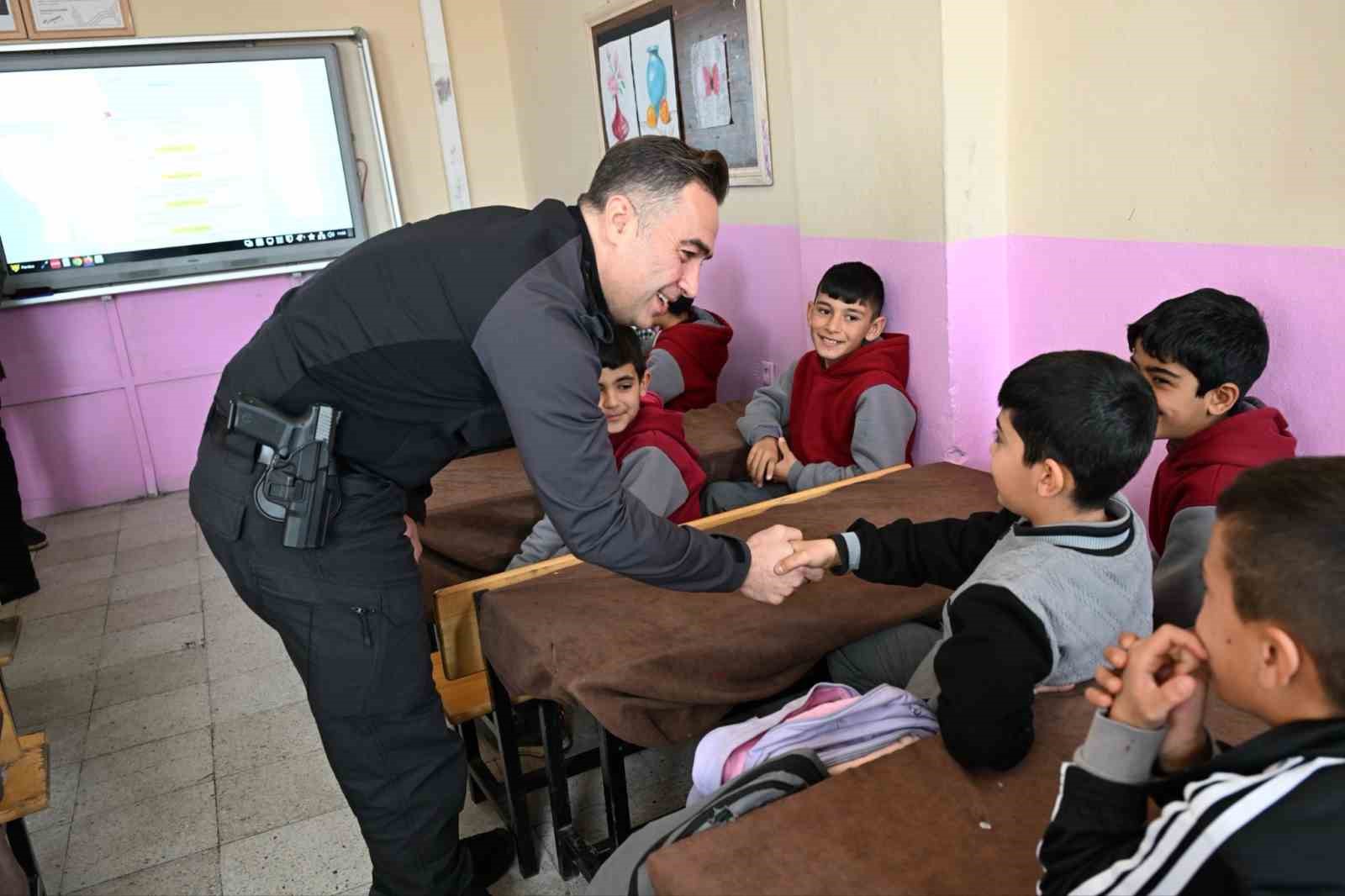 Ağrı Emniyet Müdürü Önder, öğrencilerle buluşarak polislik mesleğini tanıtıyor
