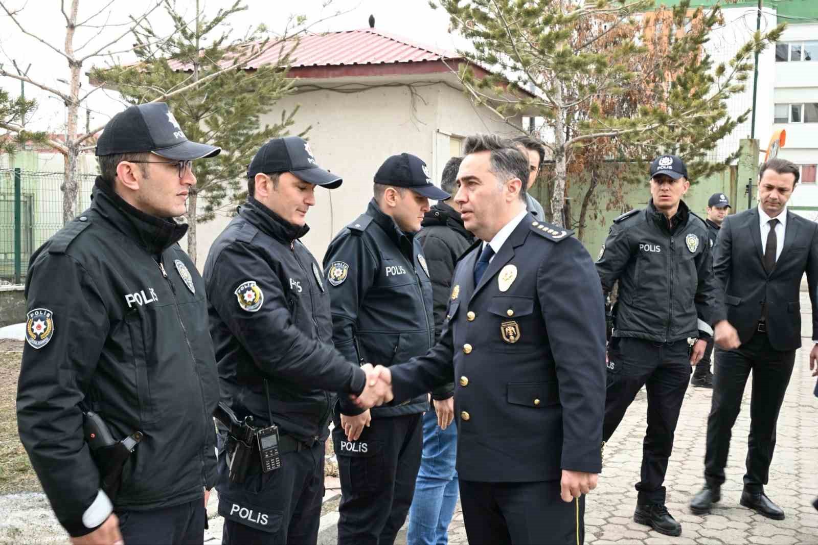 Ağrı Emniyet Müdürü Önder’den bayram mesaisindeki polislere ziyaret
