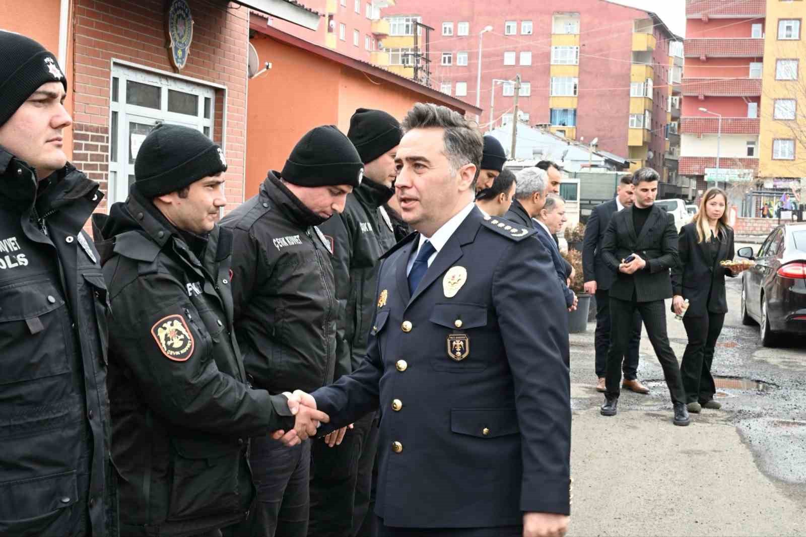 Ağrı Emniyet Müdürü Önder’den bayram mesaisindeki polislere ziyaret
