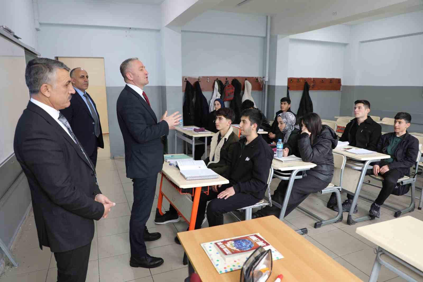 Ağrı Milli Eğitim Müdürü Kökrek, Patnos’ta eğitim çalışmalarını inceledi
