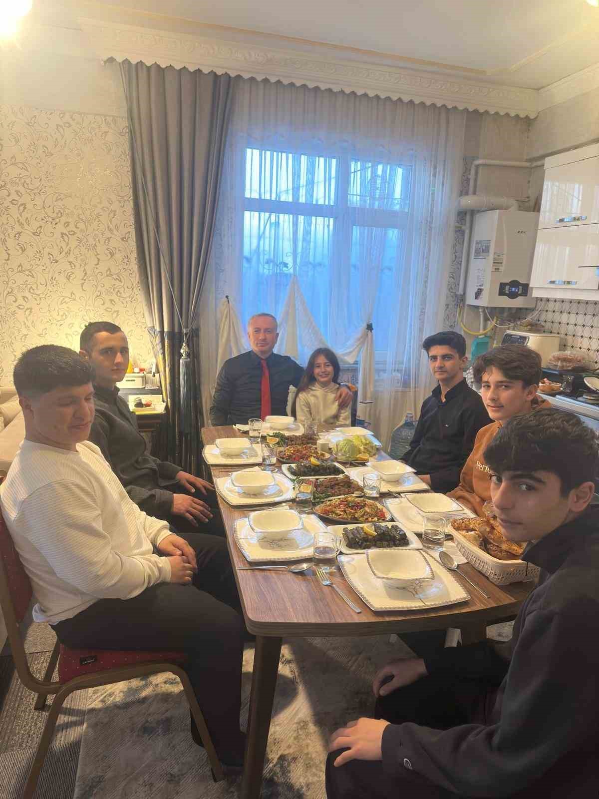 Ağrı Milli Eğitim Müdürü Kökrek’ten öğrencilere iftar
