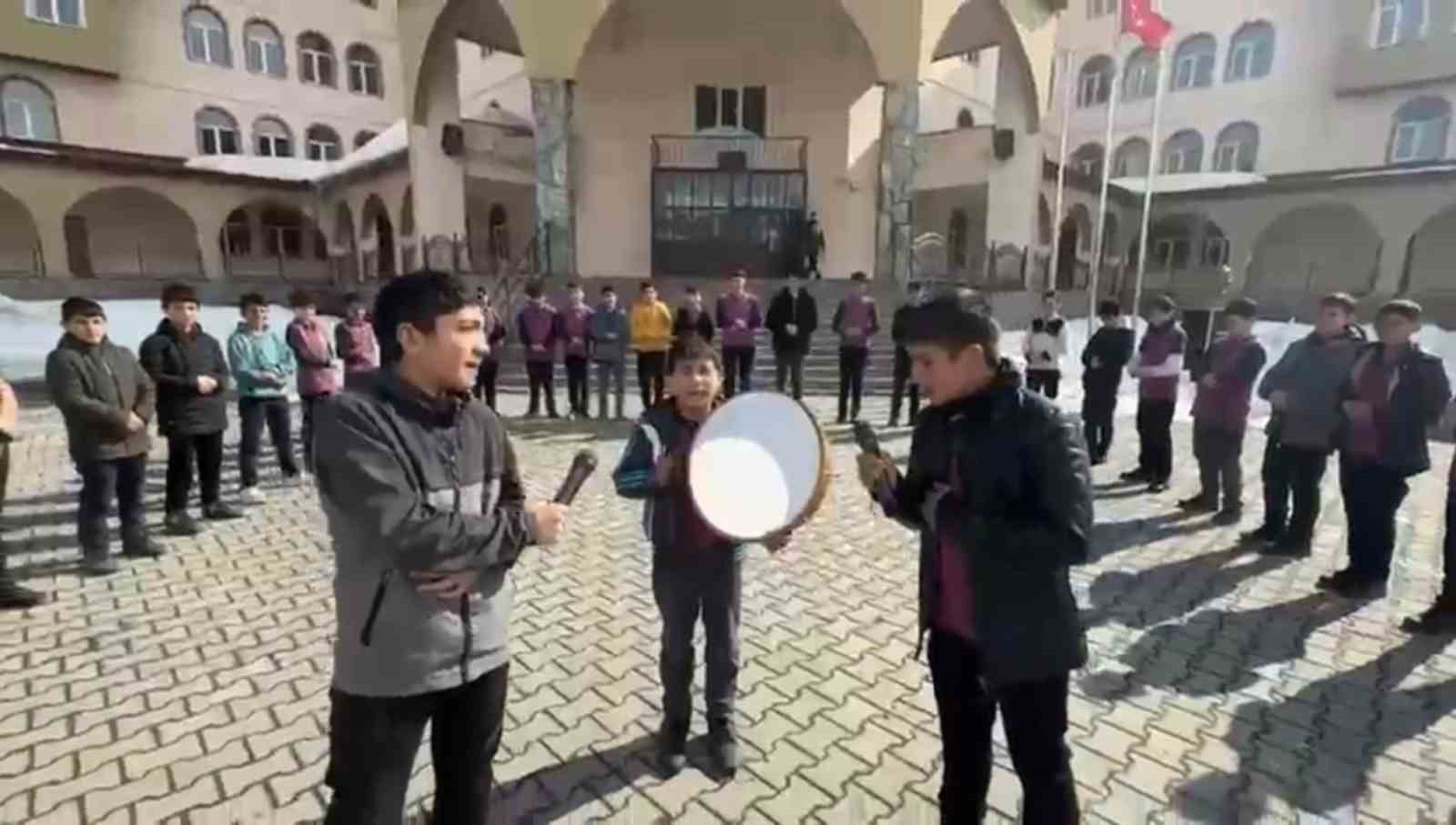 Ağrı Patnos’ta "Kâbe’de Hacılar" ilahisi okul bahçesinde hep bir ağızdan söylendi
