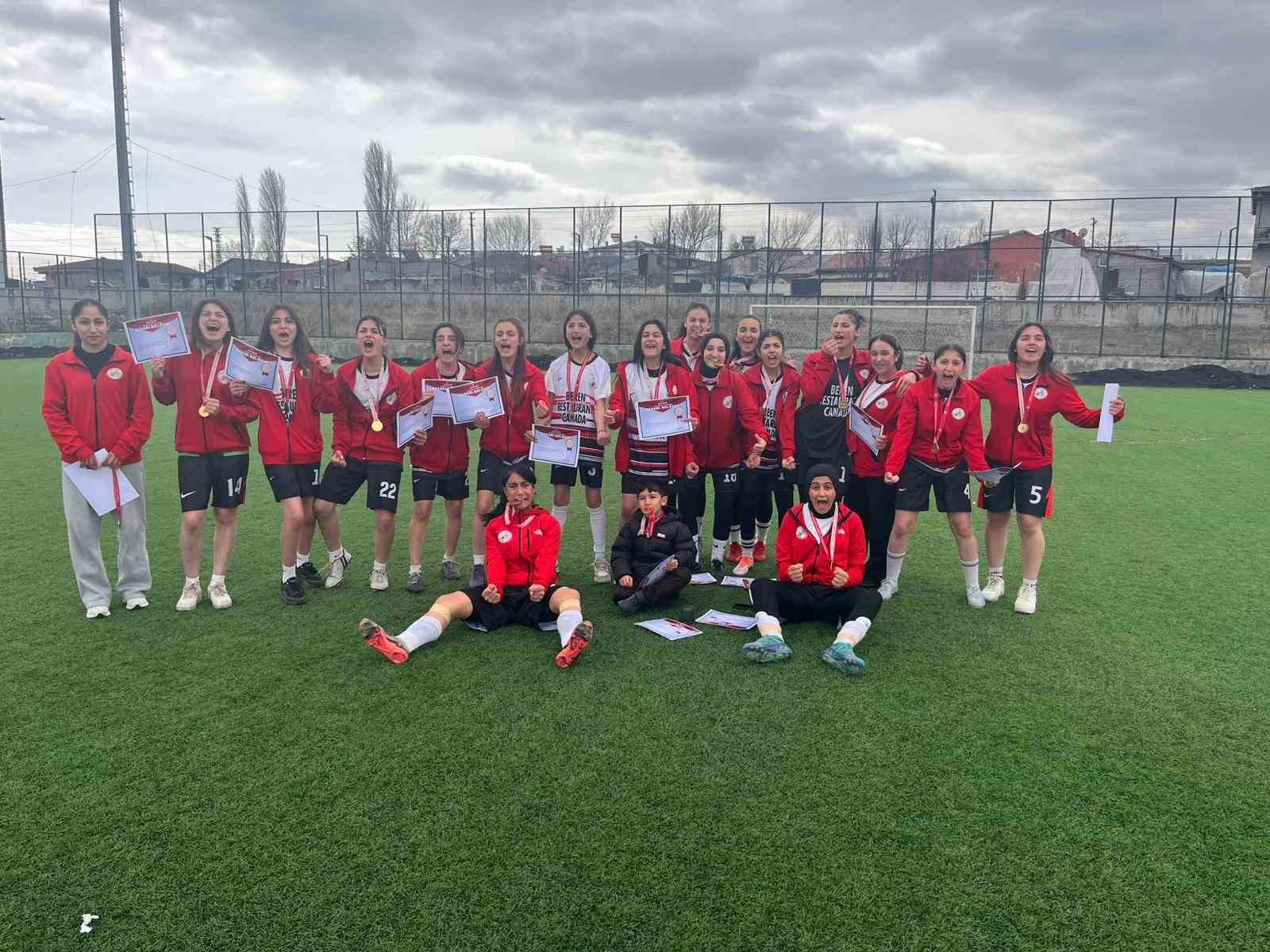 Ağrı Spor Lisesi Kız Futbol Takımı Türkiye finallerine yükseldi
