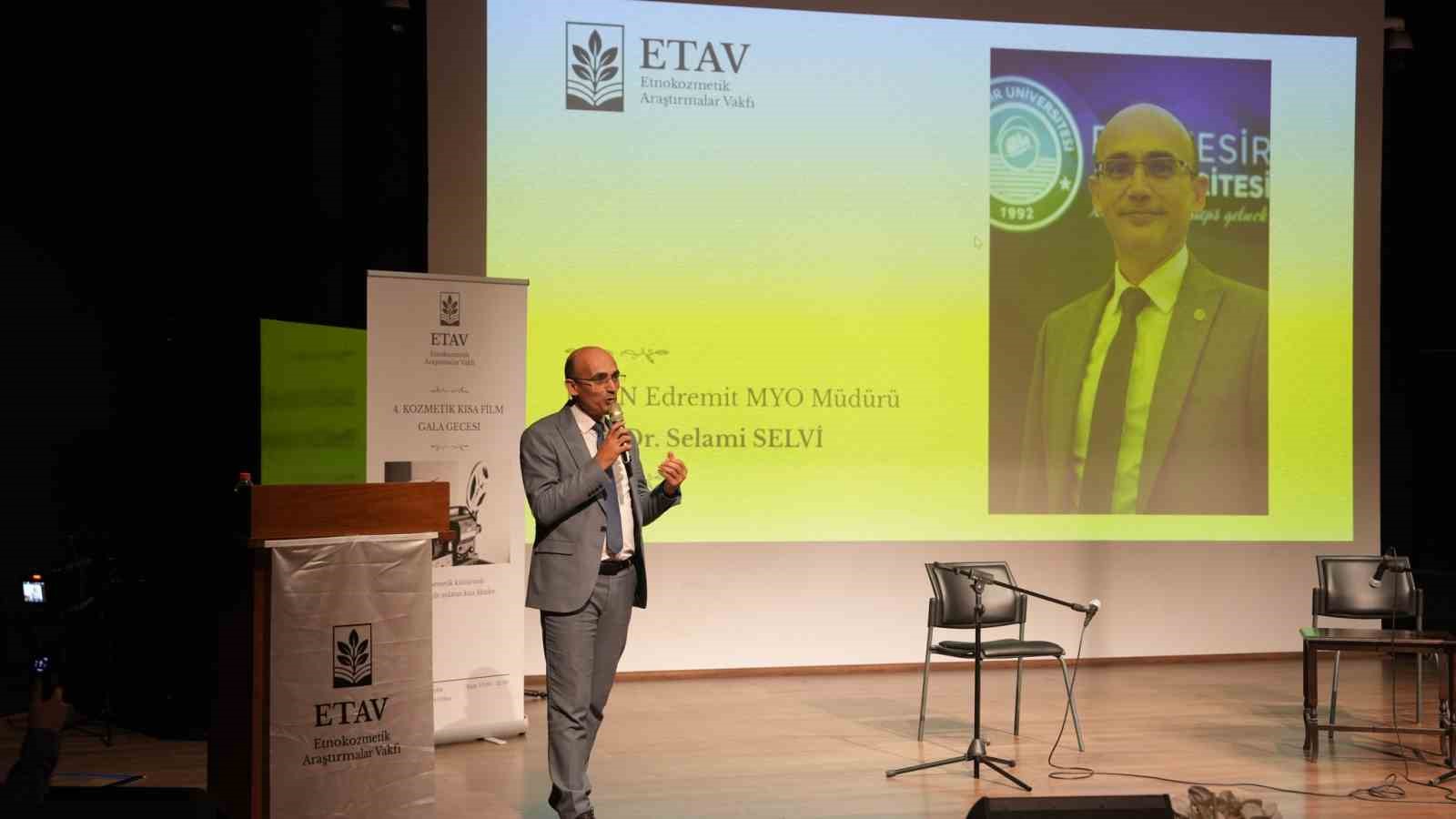 "Ağrı Tedavisinde Bitkisel Yaklaşımlar" kitabı raflarda
"Ağrı Tedavisinde Bitkisel Yaklaşımlar" kitabı raflarda