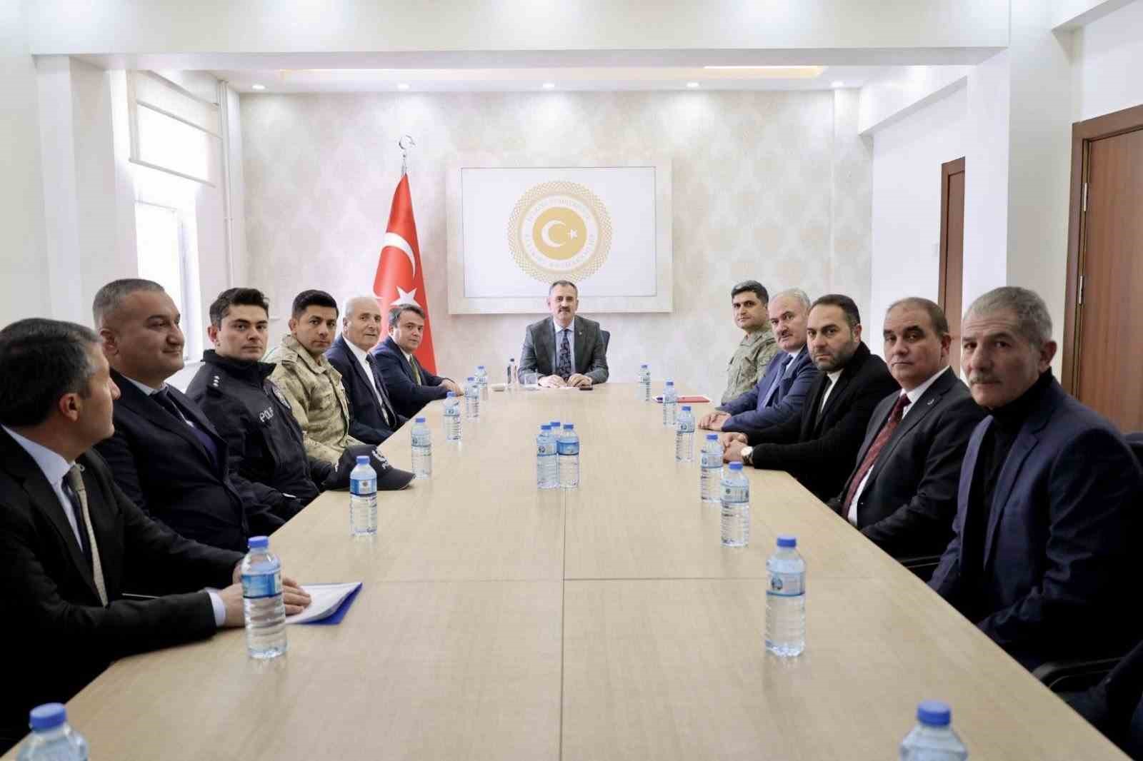 Ağrı Valisi Bozkurt, Eleşkirt’teki çalışmaları yerinde inceledi
Ağrı Valisi Bozkurt, Eleşkirt’teki çalışmaları yerinde inceledi