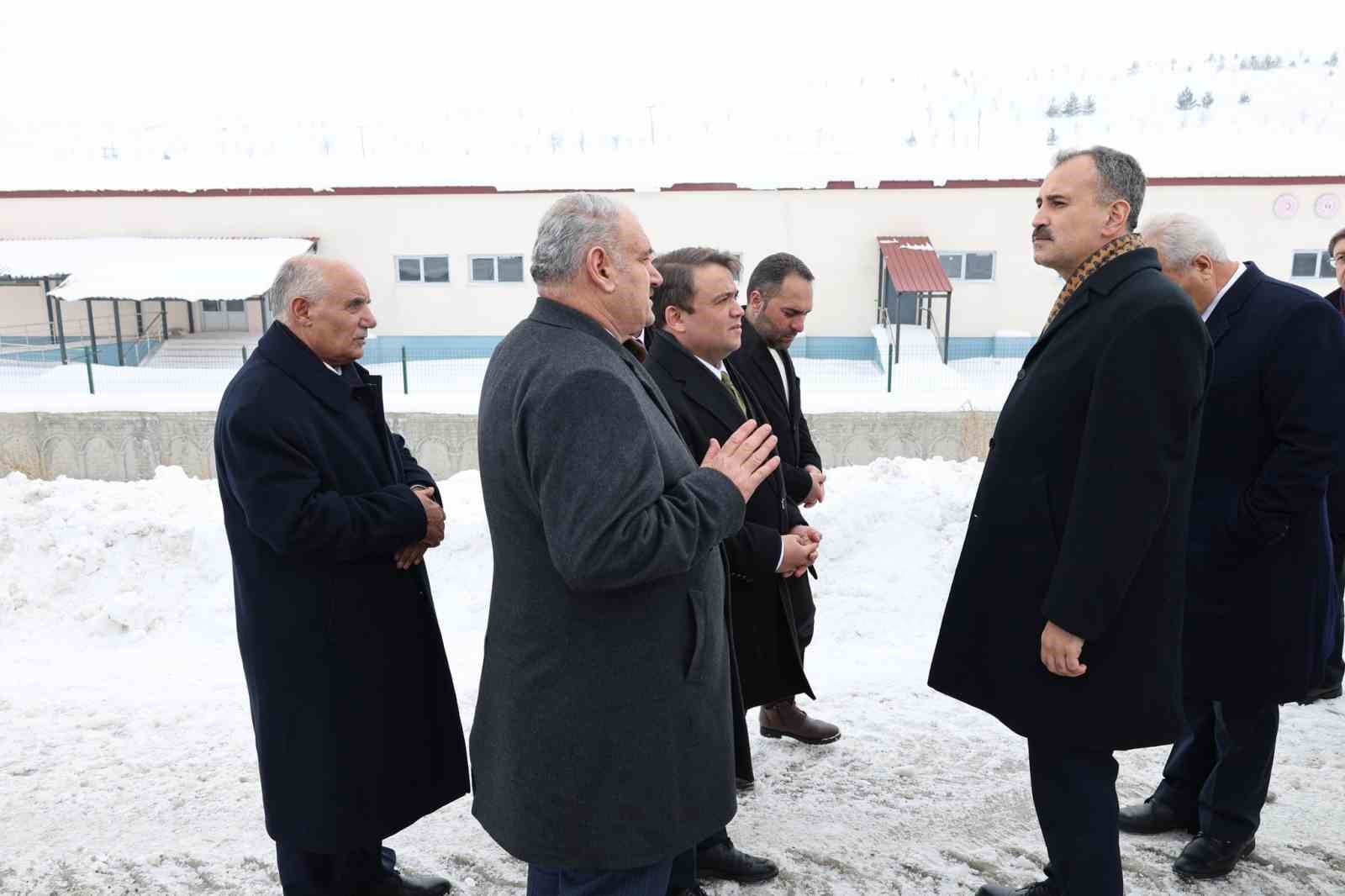 Ağrı Valisi Bozkurt, Eleşkirt’teki çalışmaları yerinde inceledi
Ağrı Valisi Bozkurt, Eleşkirt’teki çalışmaları yerinde inceledi