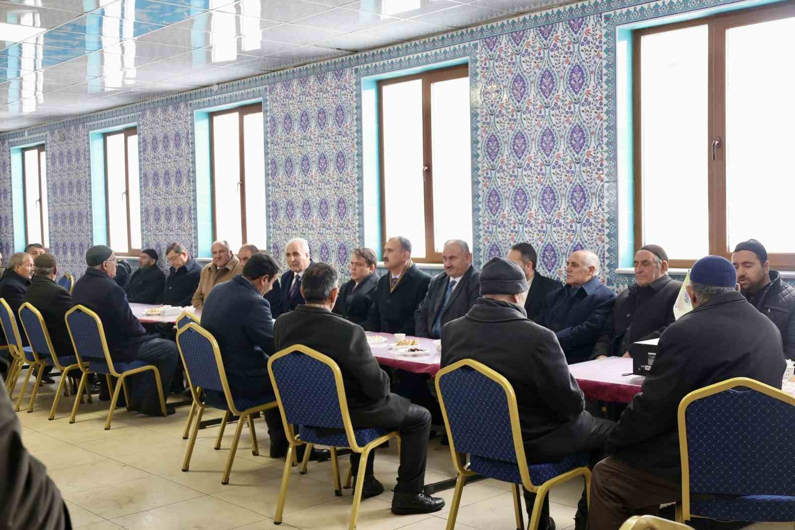 Ağrı Valisi Bozkurt, Eleşkirt’teki çalışmaları yerinde inceledi
Ağrı Valisi Bozkurt, Eleşkirt’teki çalışmaları yerinde inceledi
