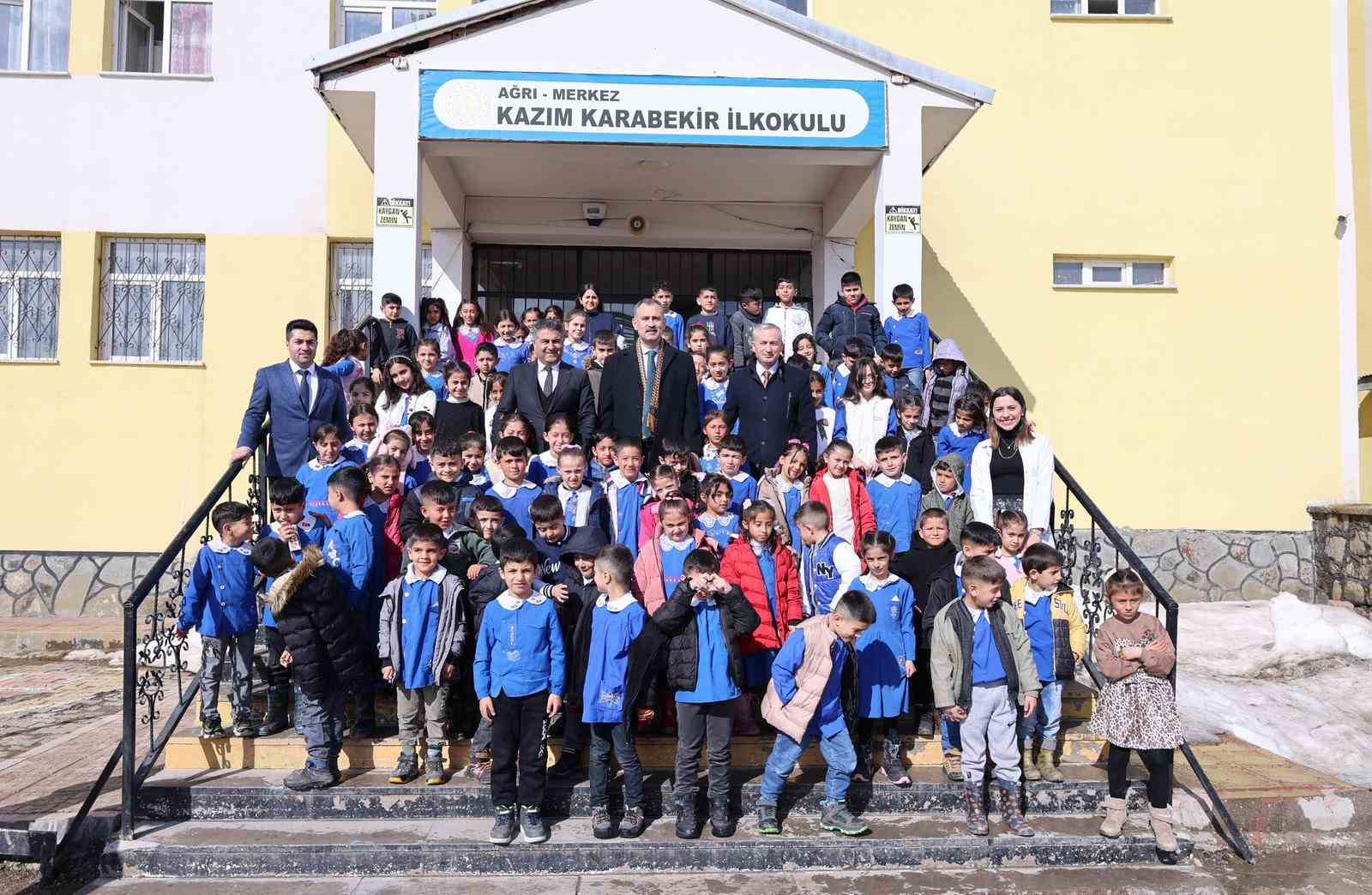 Ağrı Valisi Bozkurt, okullarda incelemelerde bulundu
