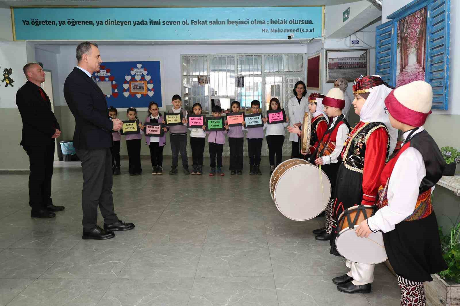 Ağrı Valisi Bozkurt, Ramazan etkinliklerinde öğrencilerle bir araya geldi
