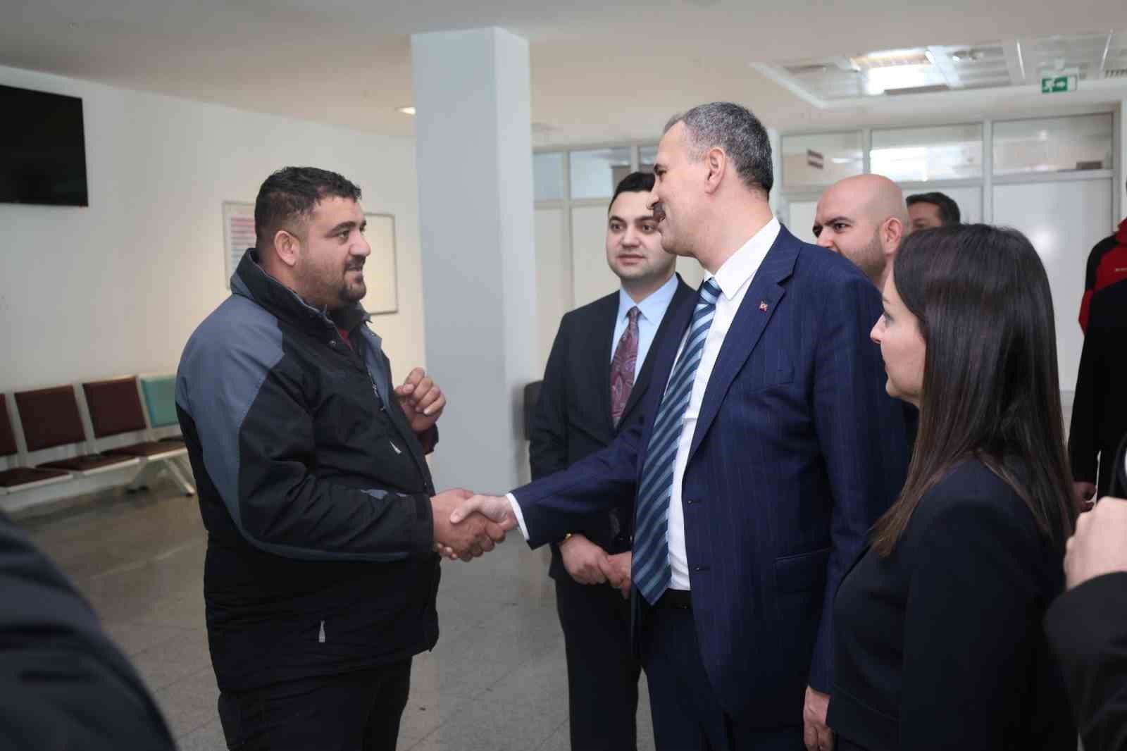 Ağrı Valisi Bozkurt’tan hastane ve esnaf ziyareti
