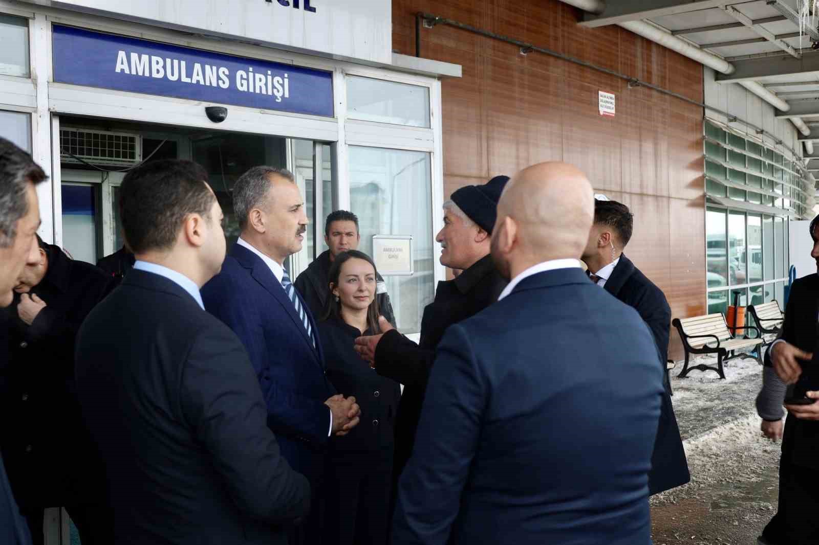 Ağrı Valisi Bozkurt’tan hastane ve esnaf ziyareti
