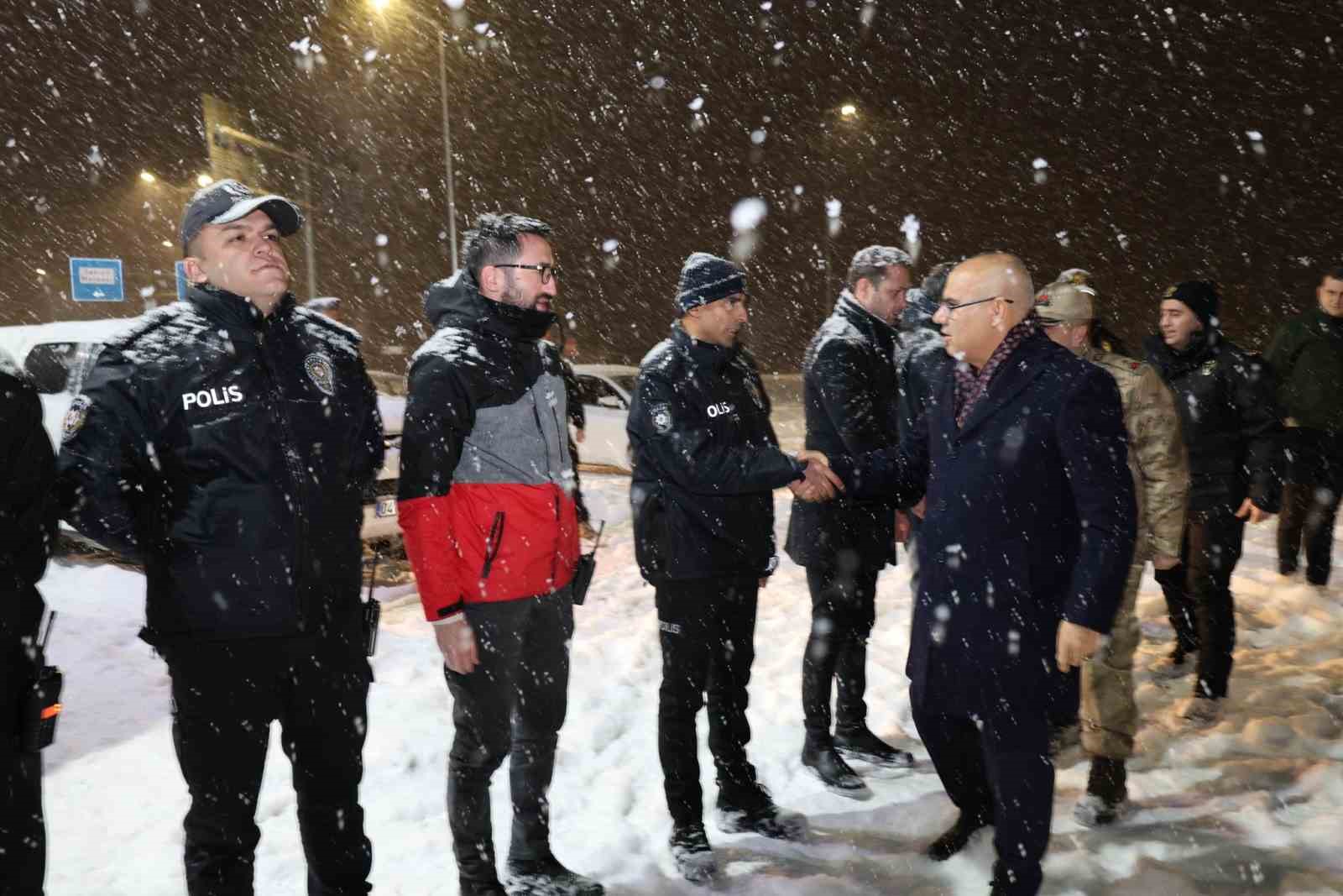 Ağrı Valisi Koç’tan yılın son gününde kurum ziyaretleri
Ağrı Valisi Koç’tan yılın son gününde kurum ziyaretleri