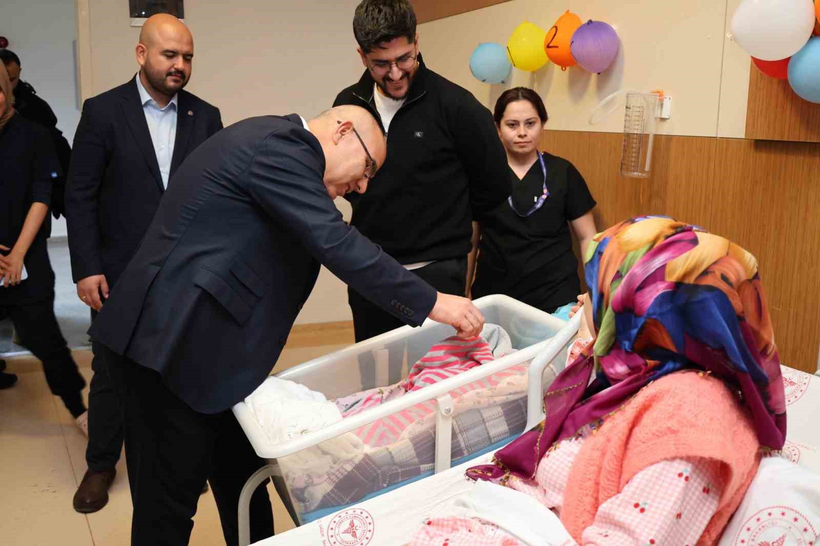 Ağrı Valisi Koç’tan yılın son gününde kurum ziyaretleri
Ağrı Valisi Koç’tan yılın son gününde kurum ziyaretleri